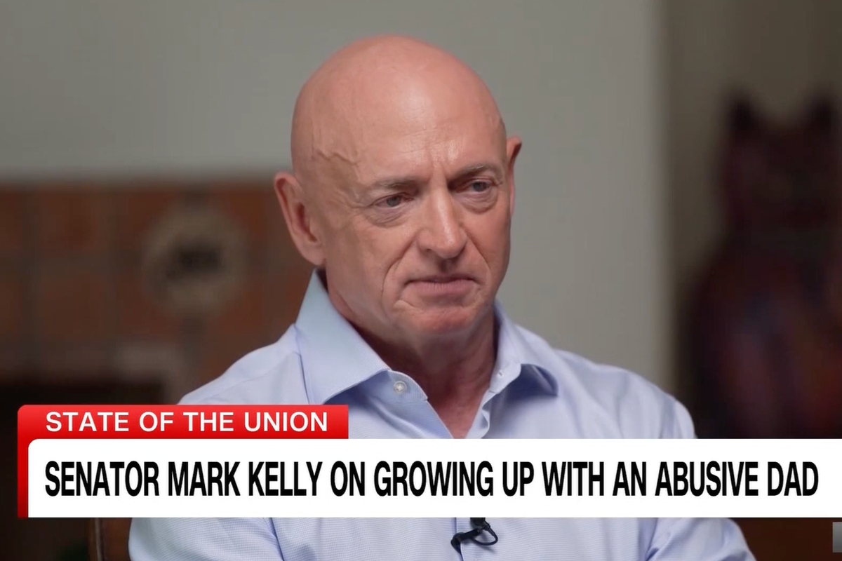 Senador Mark Kelly revela abuso do falecido pai