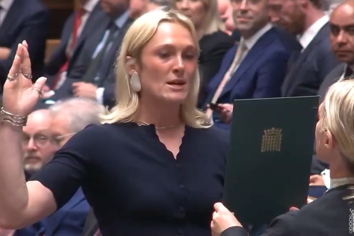 New MP appears to cross fingers swearing allegiance to King in Parliament