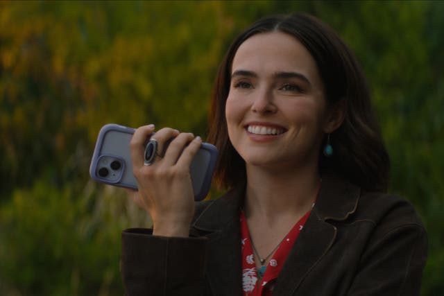 <p>Zoey Deutch protagoniza ‘Mensajes de voz para Isabelle’ como Jill, una aspirante a pastelera que enfrenta la muerte de su hermana menor </p>