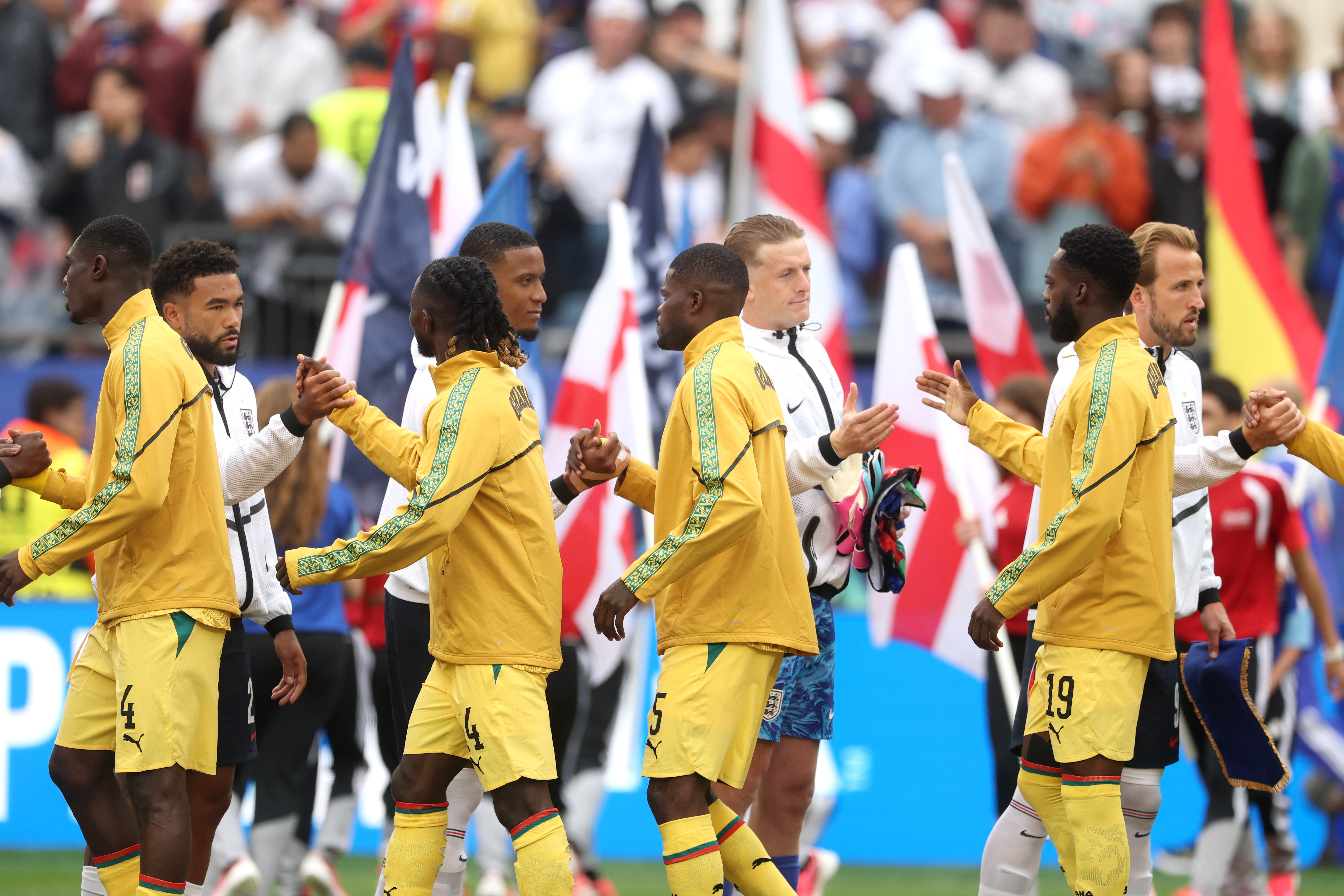 Djed Spence parece rechazar el saludo de Thomas Partey mientras los aficionados ingleses abuchean al centrocampista ghanés.