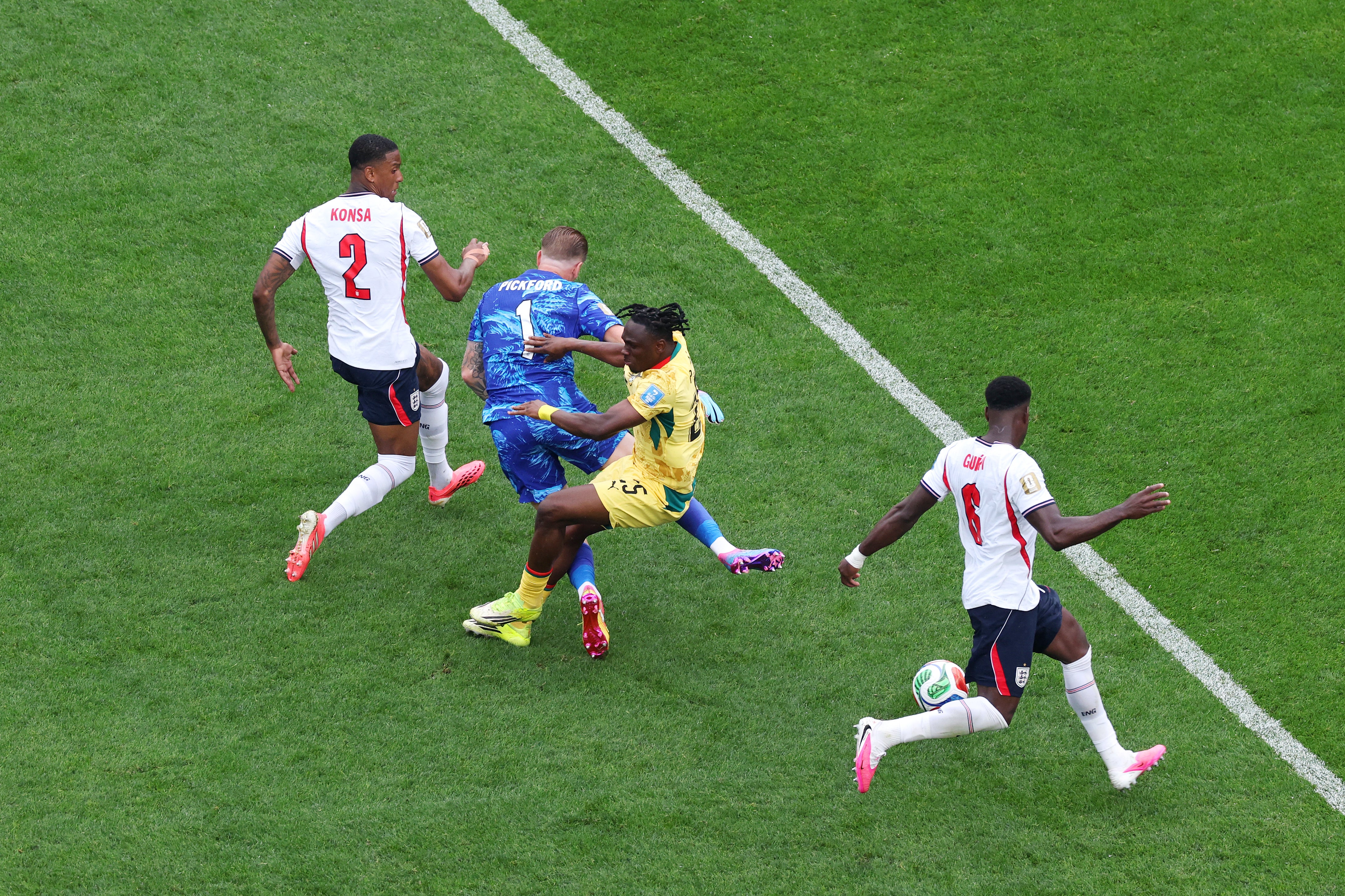 Inglaterra escapa por pouco do cartão vermelho para Jordan Pickford e de um pênalti no final da partida, em um empate sem graça contra Gana.