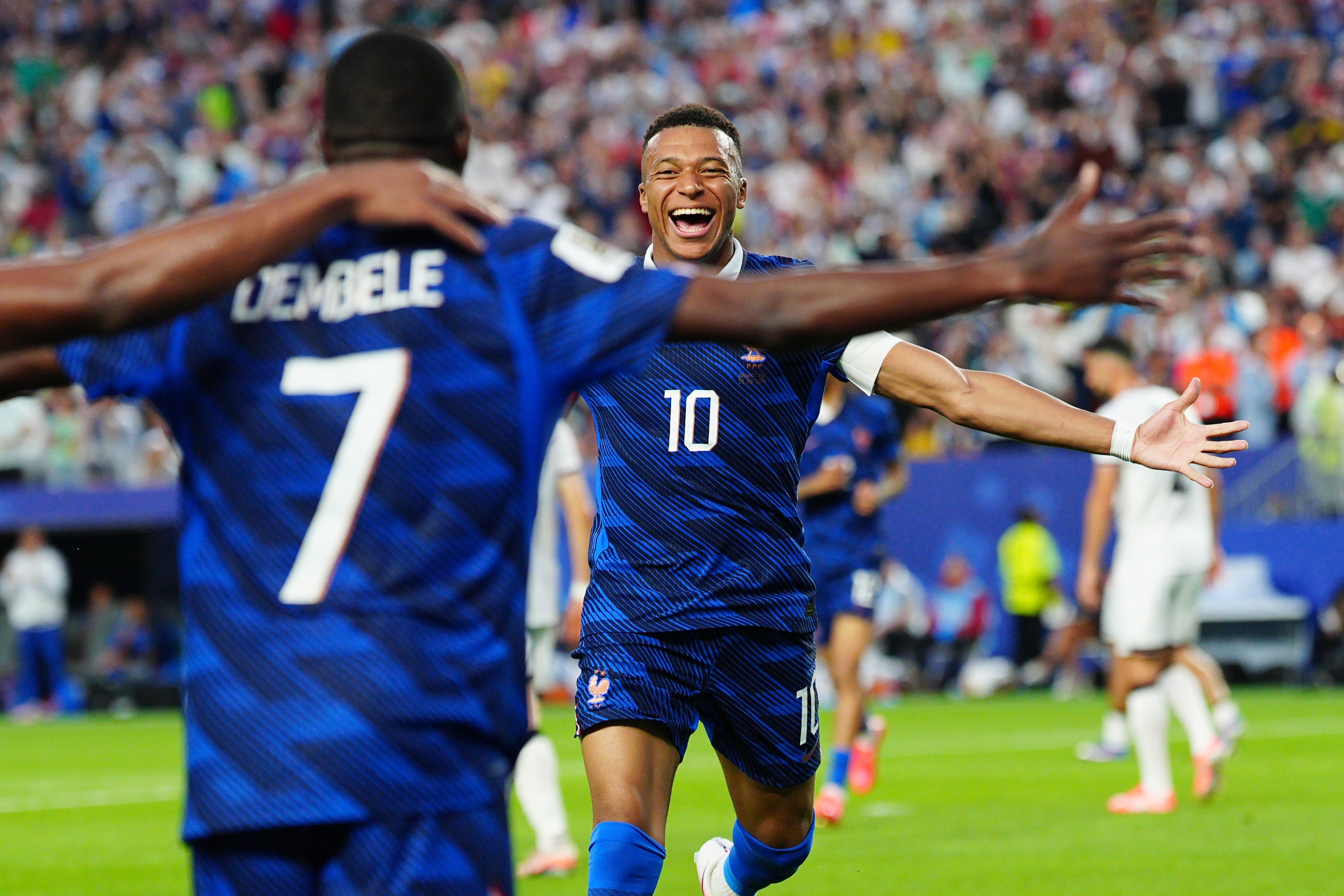 France are through to the knockout rounds