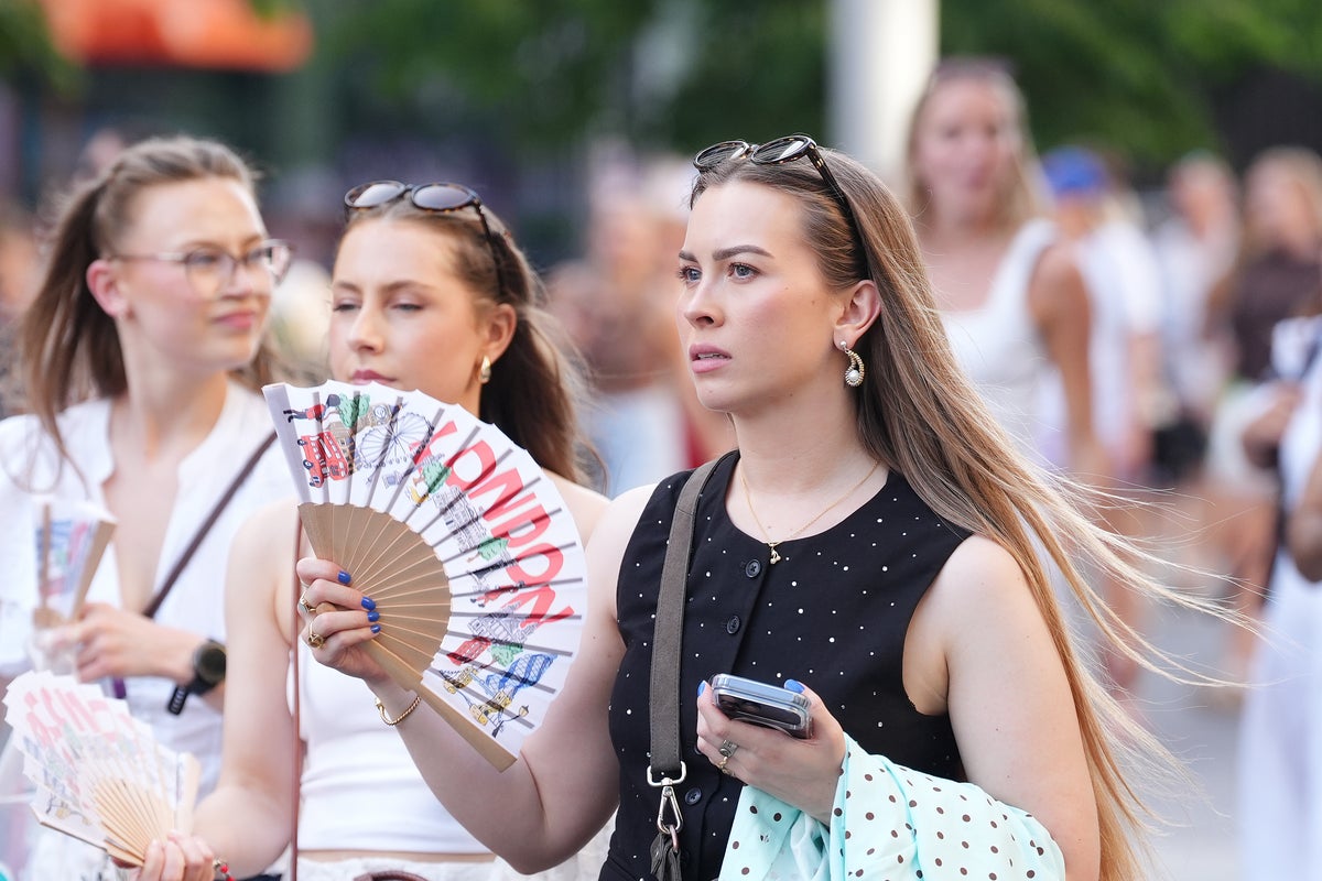 UK heatwave live: Britons told to keep out the sun for four-hour period during red weather warning for extreme heat – UK Times UK heatwave live: Britons told to keep out the sun for four-hour period during red weather warning for extreme heat – UK Times
