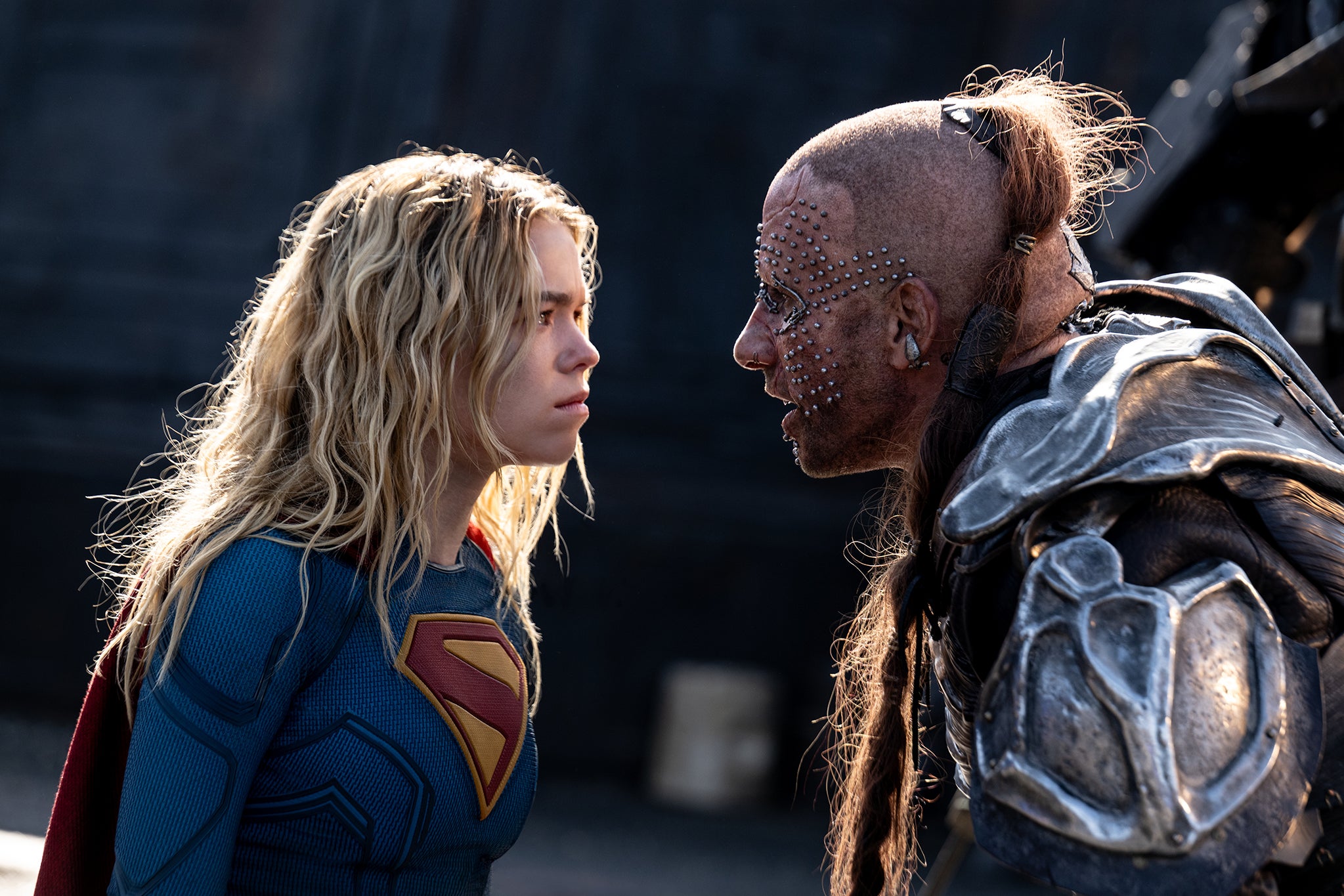 Milly Alcock und Matthias Schoenaerts in „Supergirl“