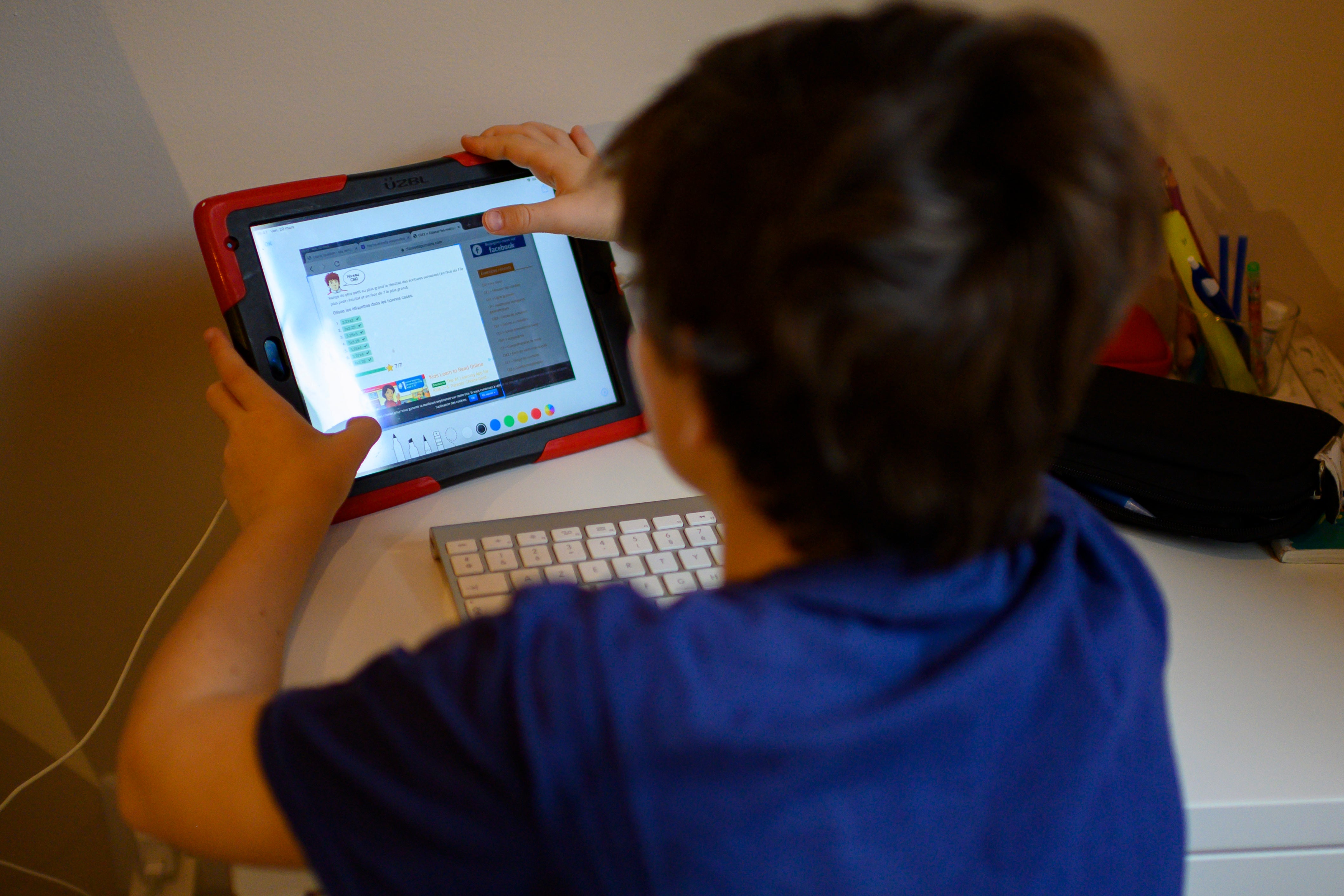 LA Schools Ban Screens for Children Before 2nd Grade Over Tech Concerns