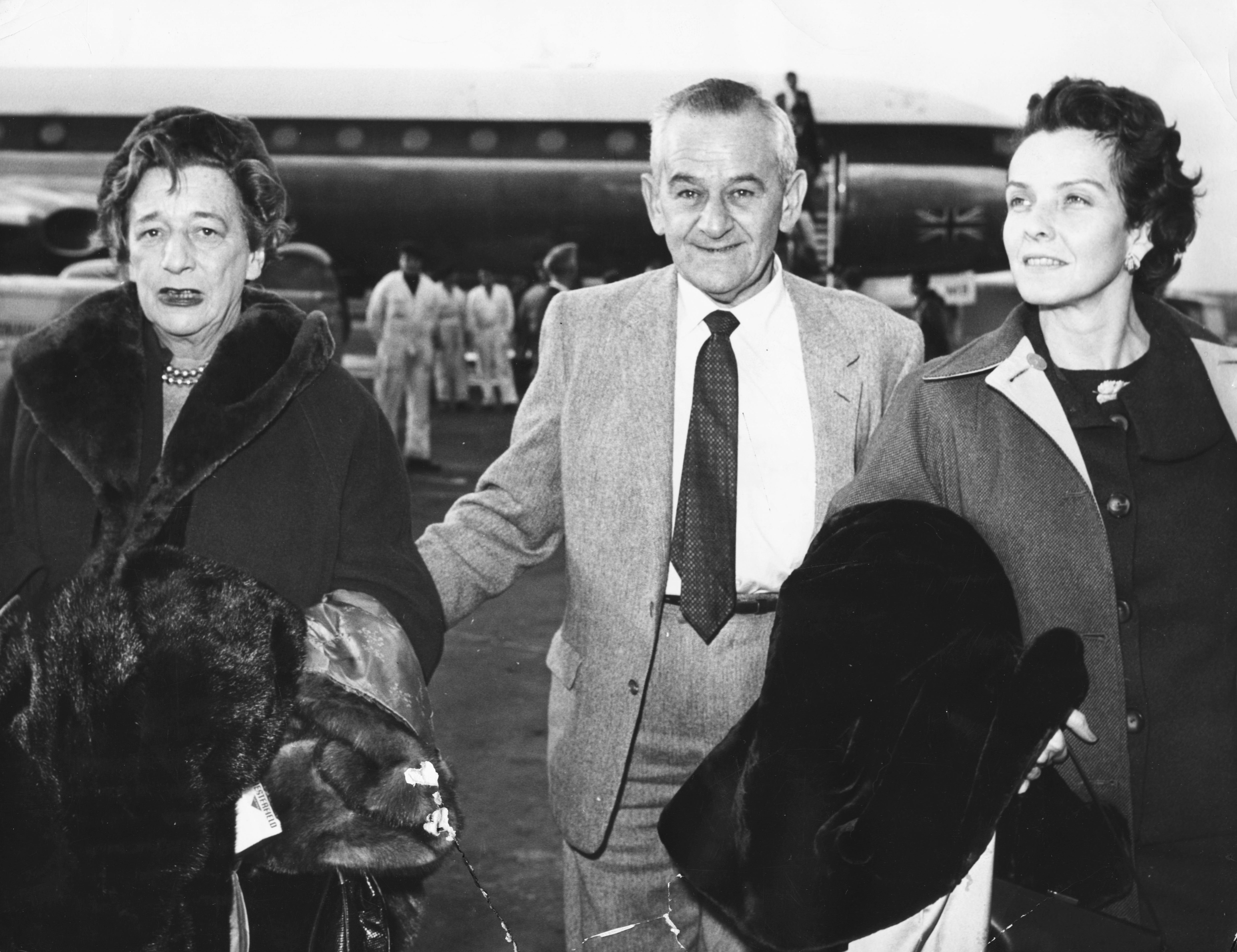 William Wyler im Jahr 1960 mit seiner Frau und der Frau des Schriftstellers Alman Liazian