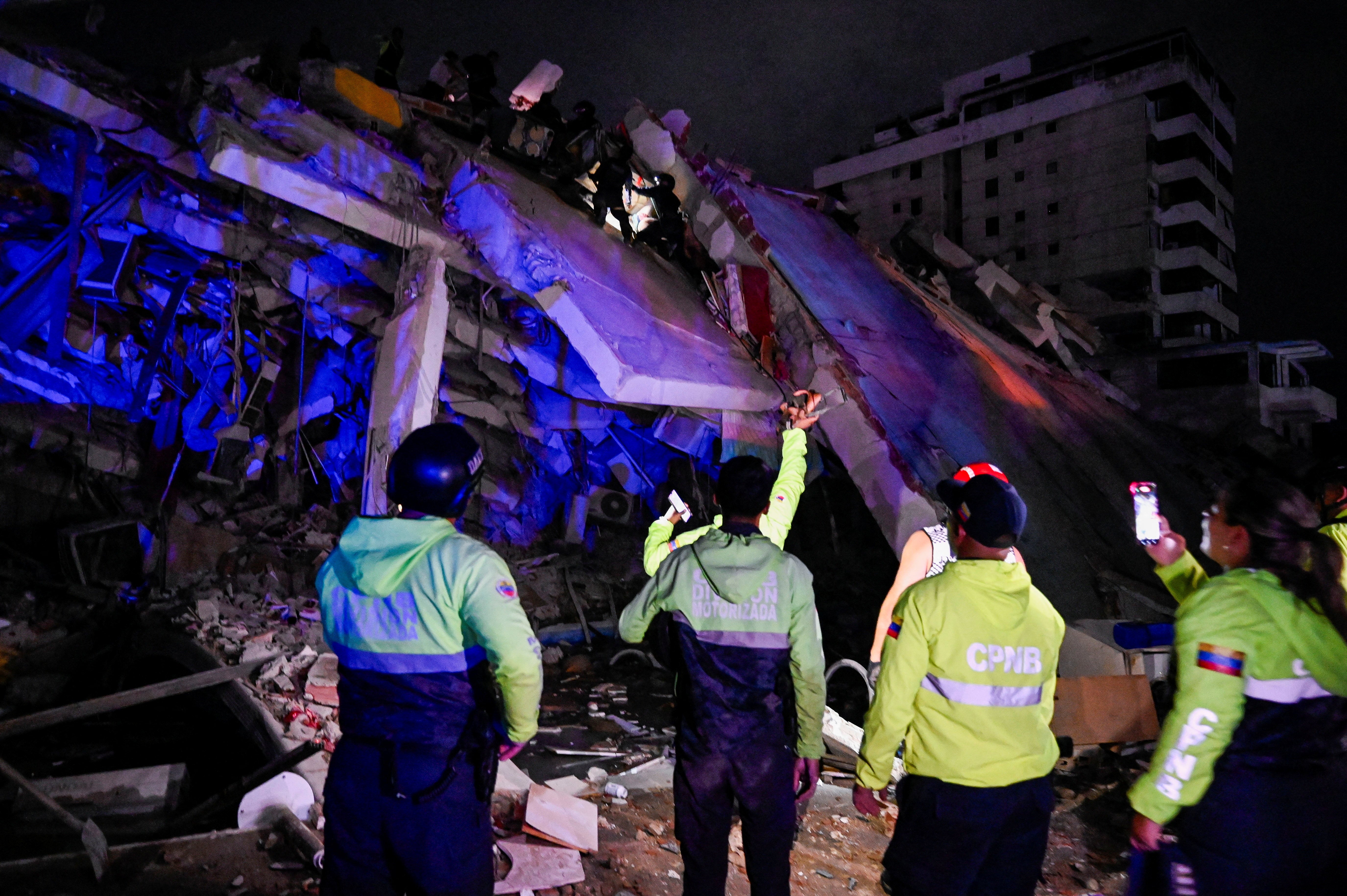According to the US Geological Survey (USGS), the earthquakes were a “doublet”: a magnitude 7.2 foreshock followed 39 seconds later by a mainshock, this one with a magnitude of 7.5