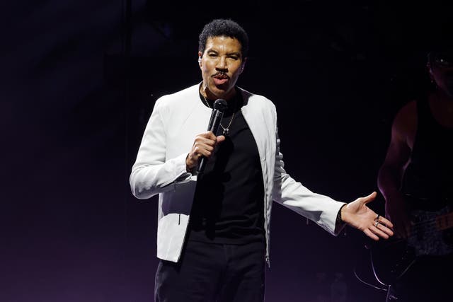 <p>Lionel Richie sufrió un mareo en el escenario, lo que lo llevó a acortar un concierto reciente</p>