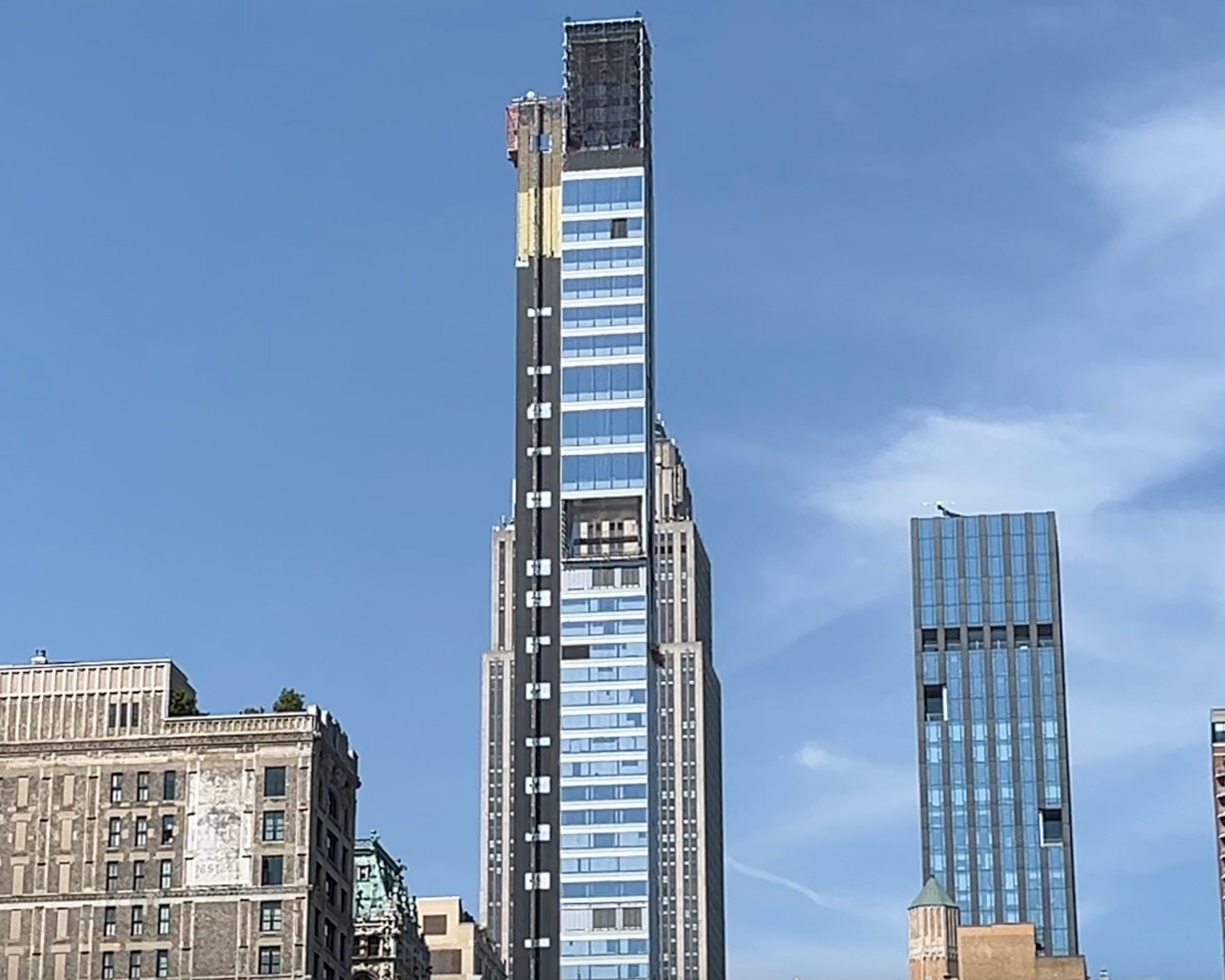 Some supporters of 262 Fifth Avenue say it's a modern addition to New York City's ever-evolving skyline