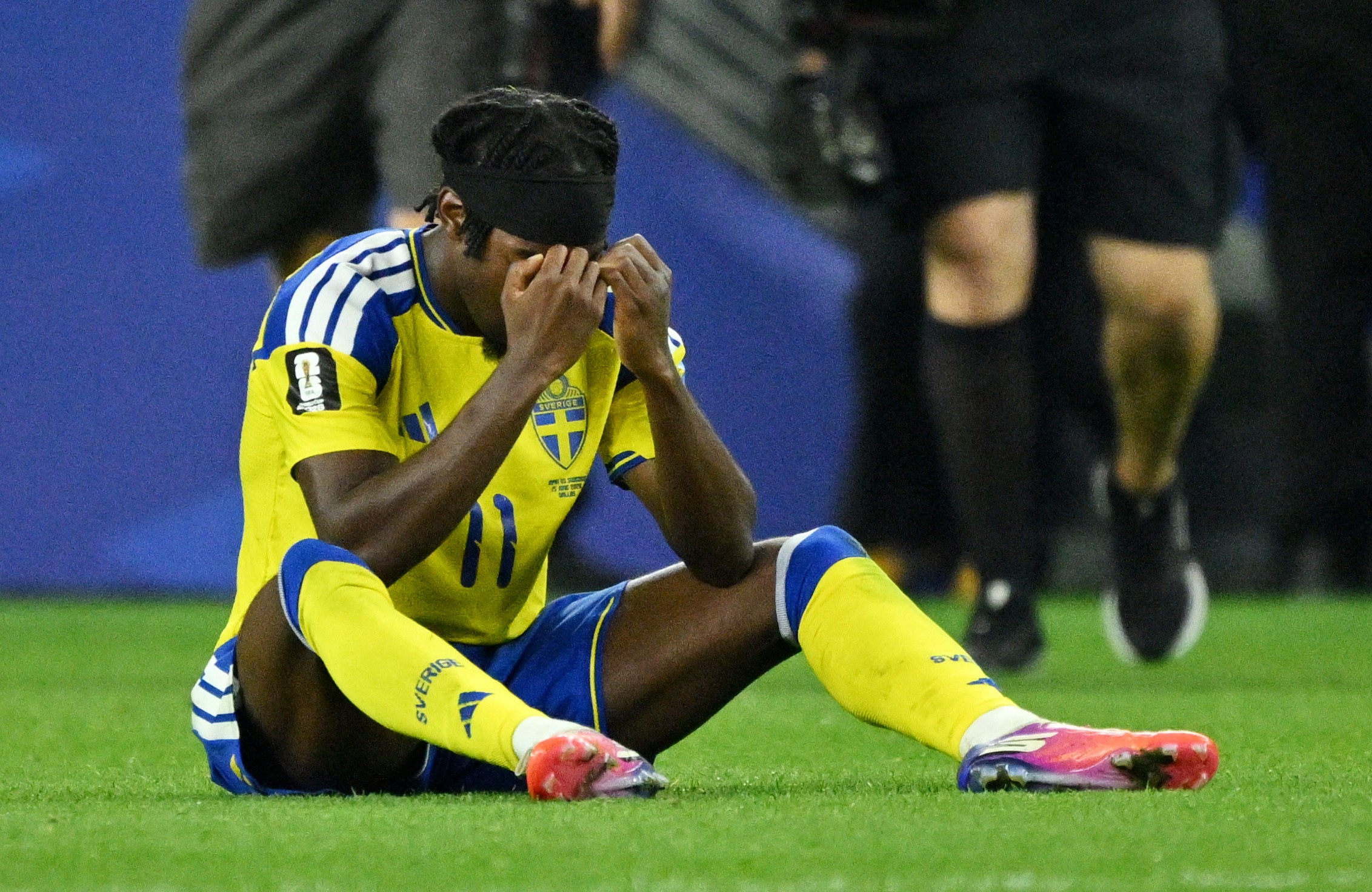 Anthony Elanga collapses in despair after failing to realise he saved Sweden&rsquo;s World Cup dream