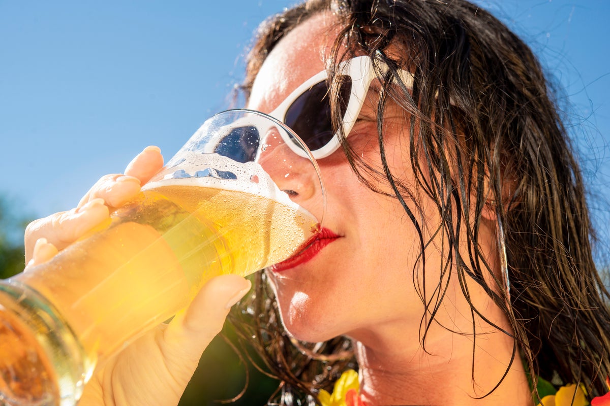Why drinking alcohol is more dangerous in a heatwave – and how to stay safe – UK Times Why drinking alcohol is more dangerous in a heatwave – and how to stay safe – UK Times