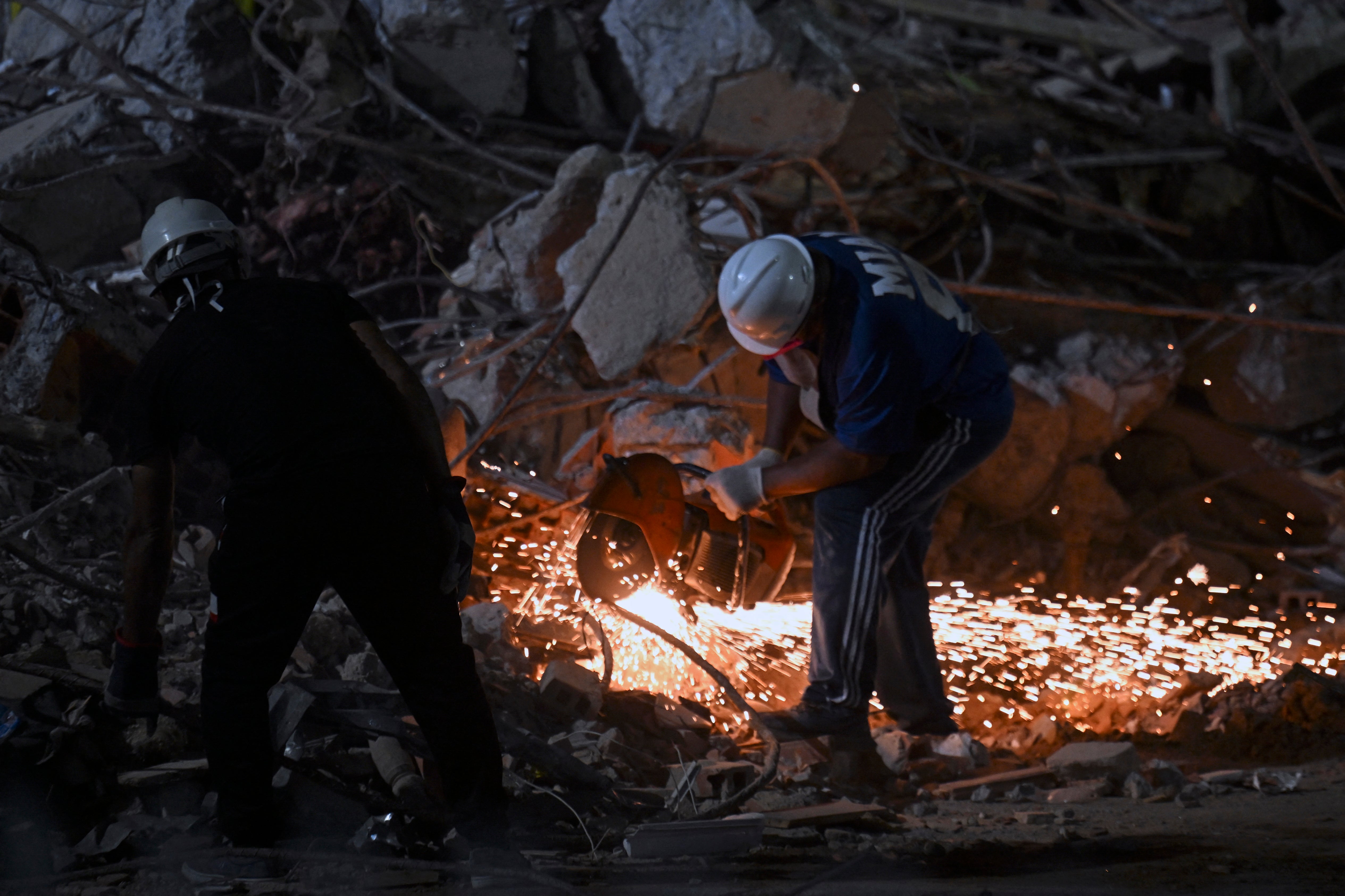 Venezuela earthquake death toll soars to 589 with more than 50,000 missing as US military arrives for aid efforts
