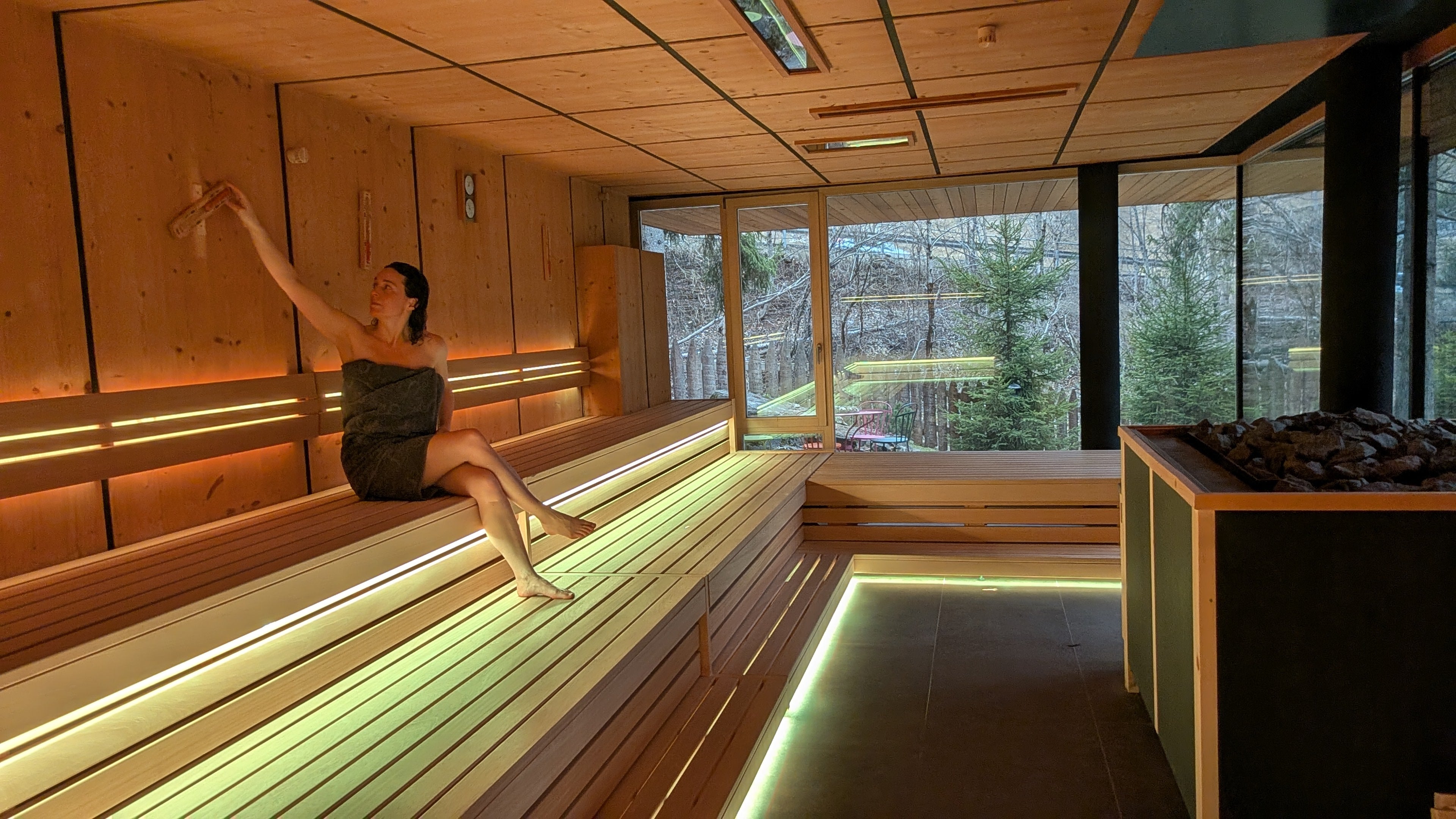 Setting the timer in the largest sauna at Sensoria