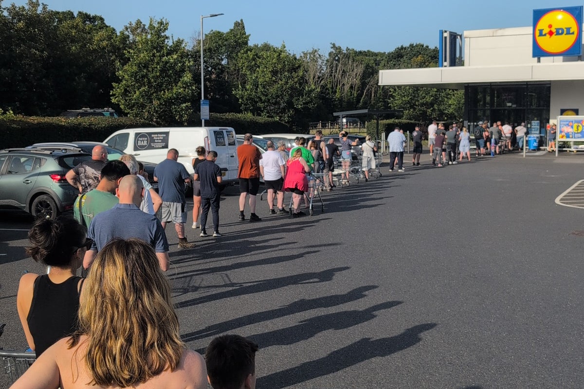Dozens race to buy bargain air conditioning unit in Lidl as temperatures soar Dozens race to buy bargain air conditioning unit in Lidl as temperatures soar