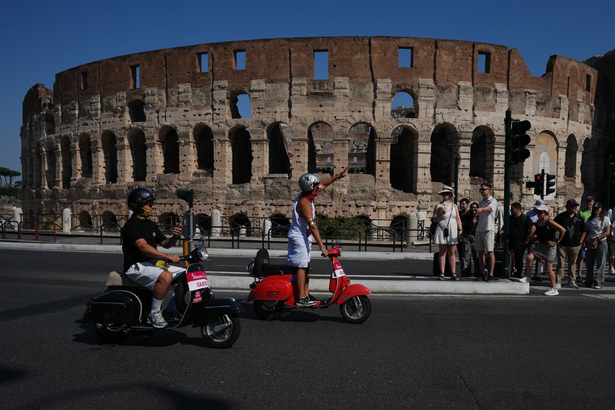 Photos show Vespa enthusiasts buzzing through Rome celebrating the little scooter’s 80th anniversary – UK Times