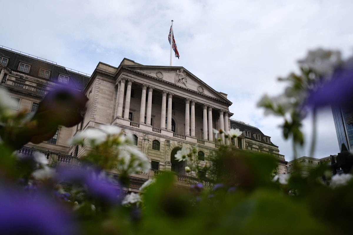 Bank of England iqtisadi artım qorxusuyla faizləri artırmağa çağırır
