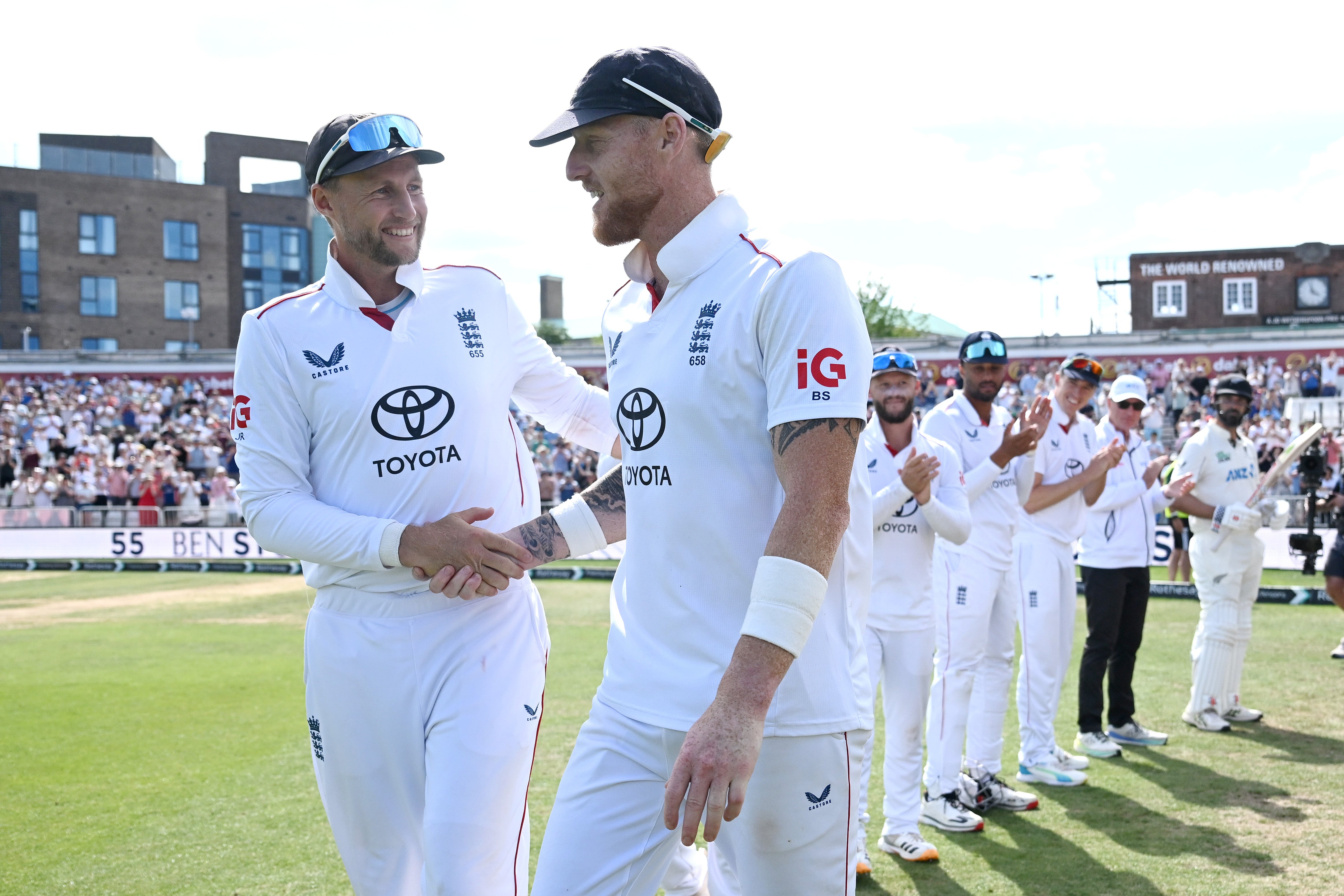 Joe Root says farewell to Ben Stokes (Getty)