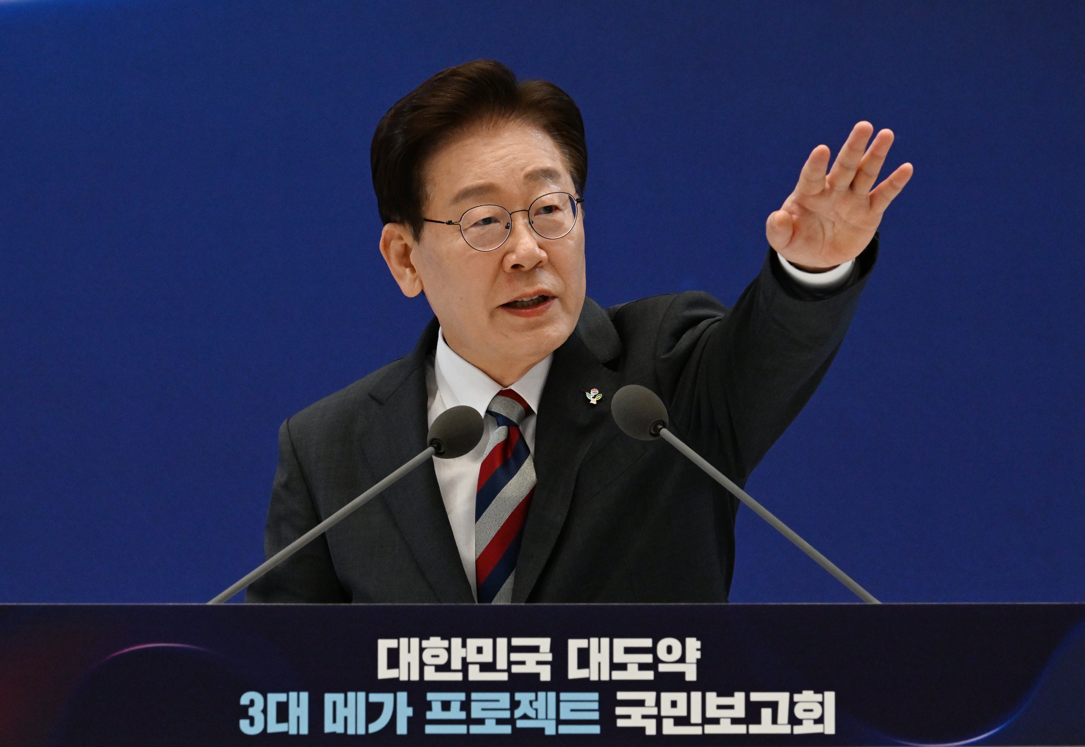 independent.co.uk - Kim Tong-Hyung - South Korean tech giants to build a $518 billion chipmaking hub to serve soaring AI demand