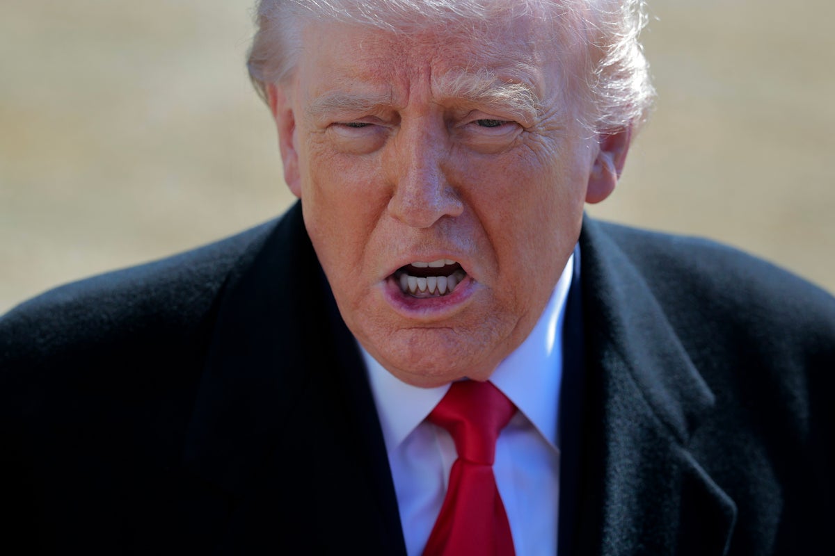 Trump, Yüksek Mahkeme'nin postayla gönderilen oy pusulalarının başarısızlığa uğramasına öfkeli: 'HİLE!'