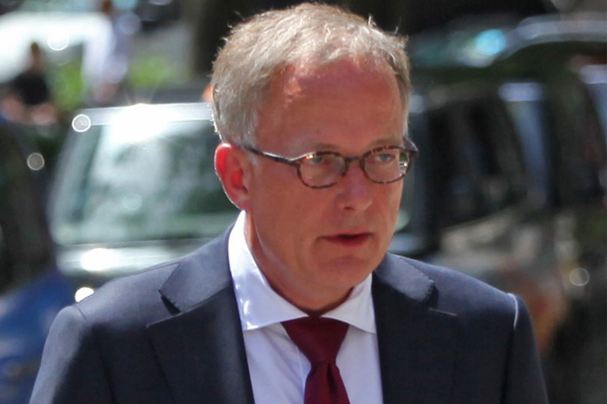 Stefan Olof, ex-contratado do Greenwich Yacht Club, acusado de assediar o Comodoro Richard Phillips em uma linha de barco de £ 320.000 Stefan Olof, ex-contratado do Greenwich Yacht Club, acusado de assediar o Comodoro Richard Phillips em uma linha de barco de £ 320.000