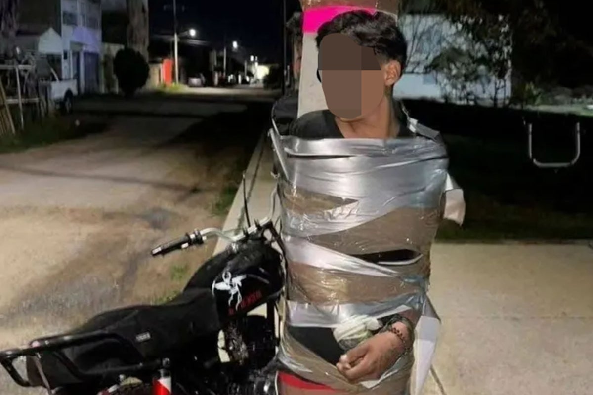 Meksikalı 'batman' kanun koyucusu, şüpheli hırsızları takip edip onları elektrik direklerine bantlamaktan aranıyordu