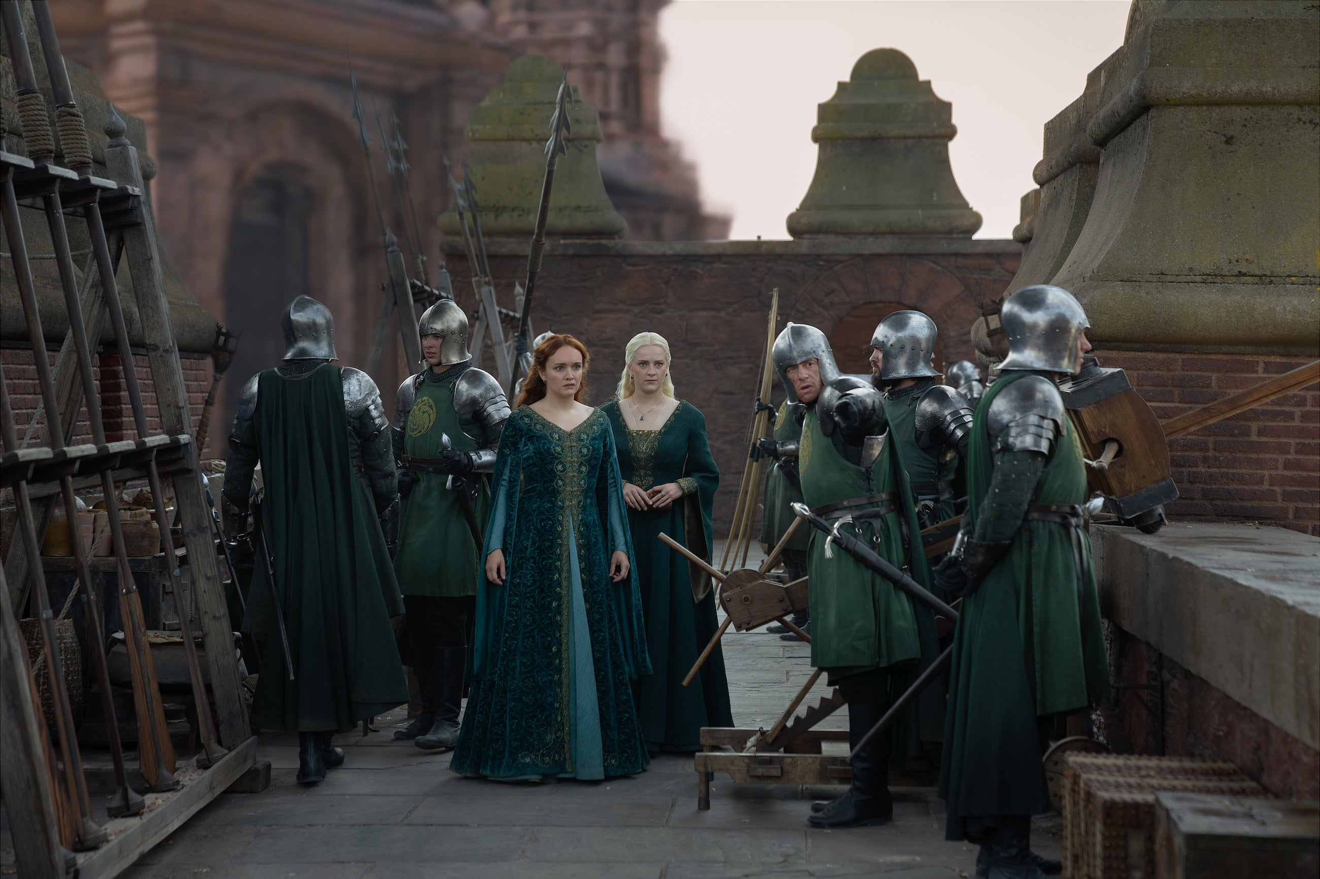 Alicent (Olivia Cooke) é levada de volta ao Red Keep, onde seu pai é assassinado.