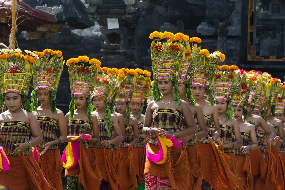 Photos show teen girls in Bali performing a sacred dance during a traditional Hindu ceremony – UK Times