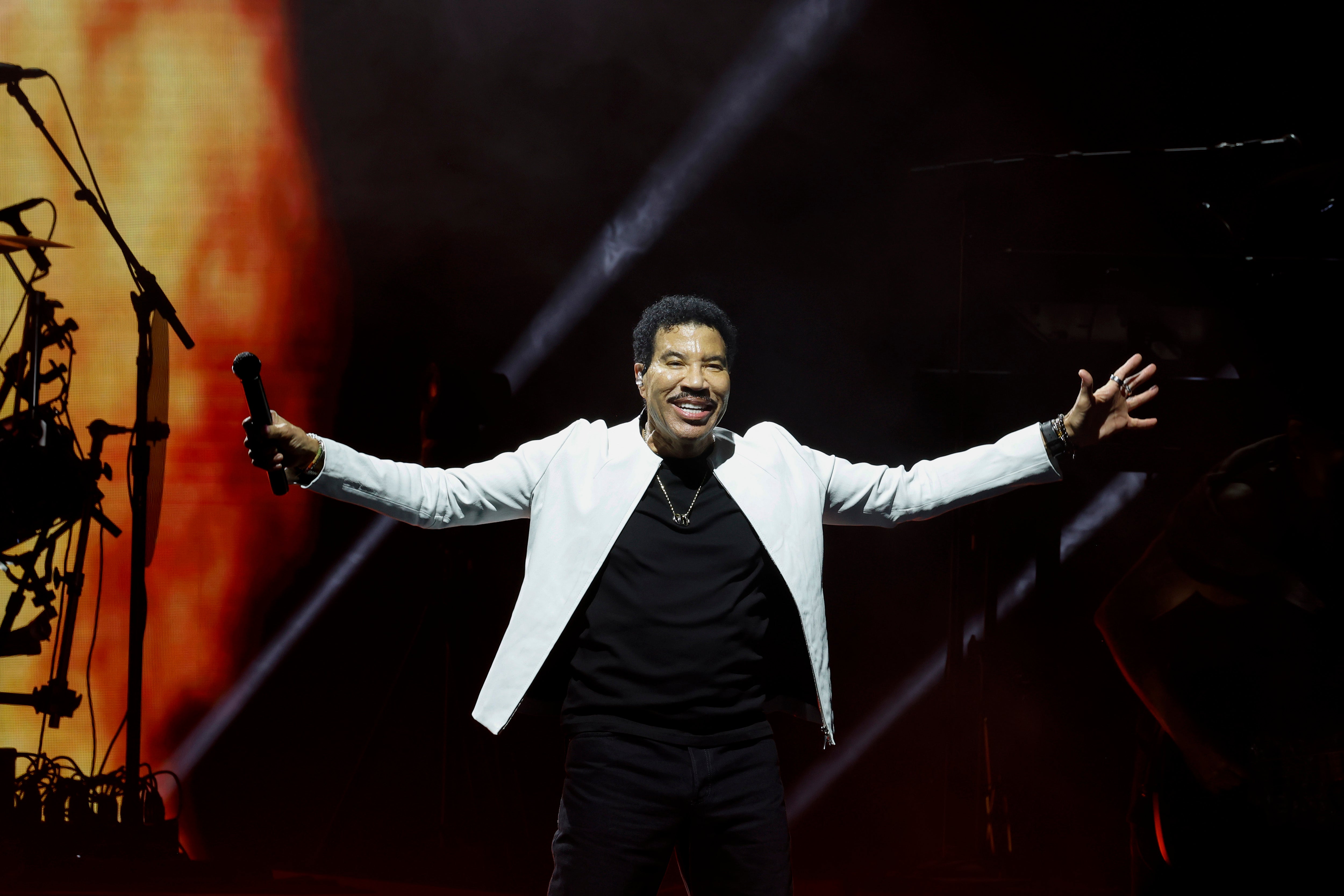 Lionel Richie announces stage return following health concerns