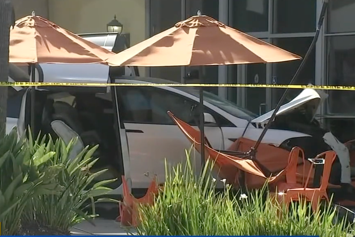 Tesla bate em um café, matando uma mulher de 79 anos e ferindo outras cinco pessoas