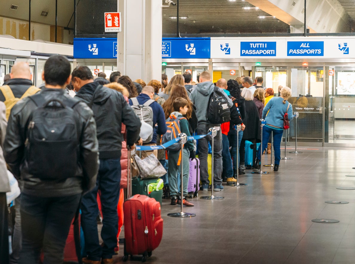 Australians warned of six-hour airport queues to visit Europe