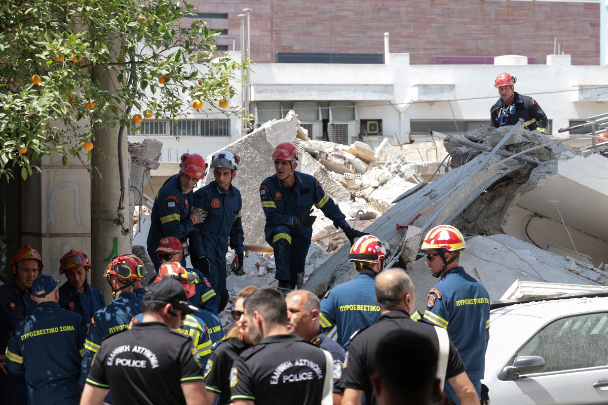 Atina'da apartman çöktükten sonra mahsur kalan vatandaşlar aranıyor