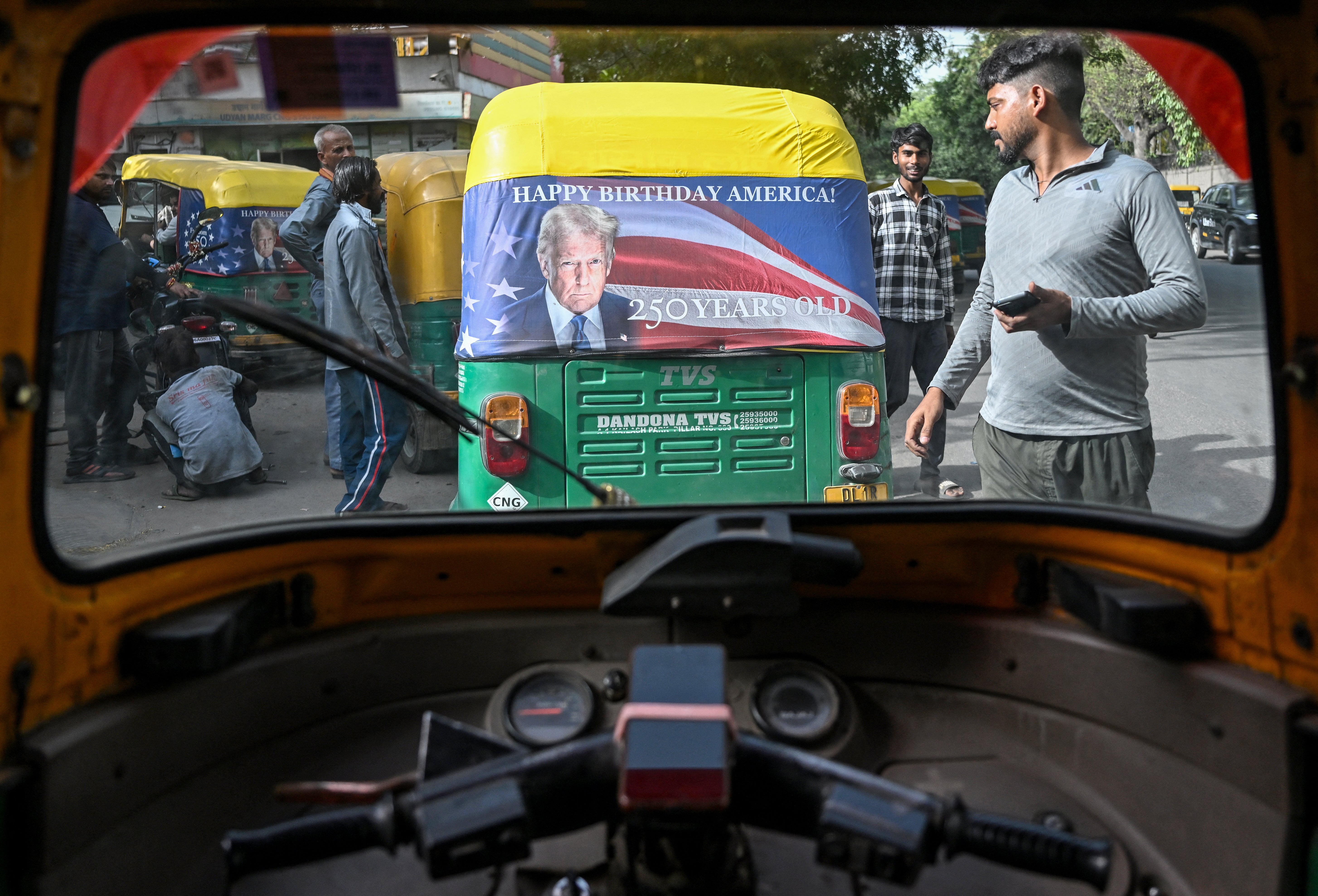 米国大統領とのポスターを修正する労働者
