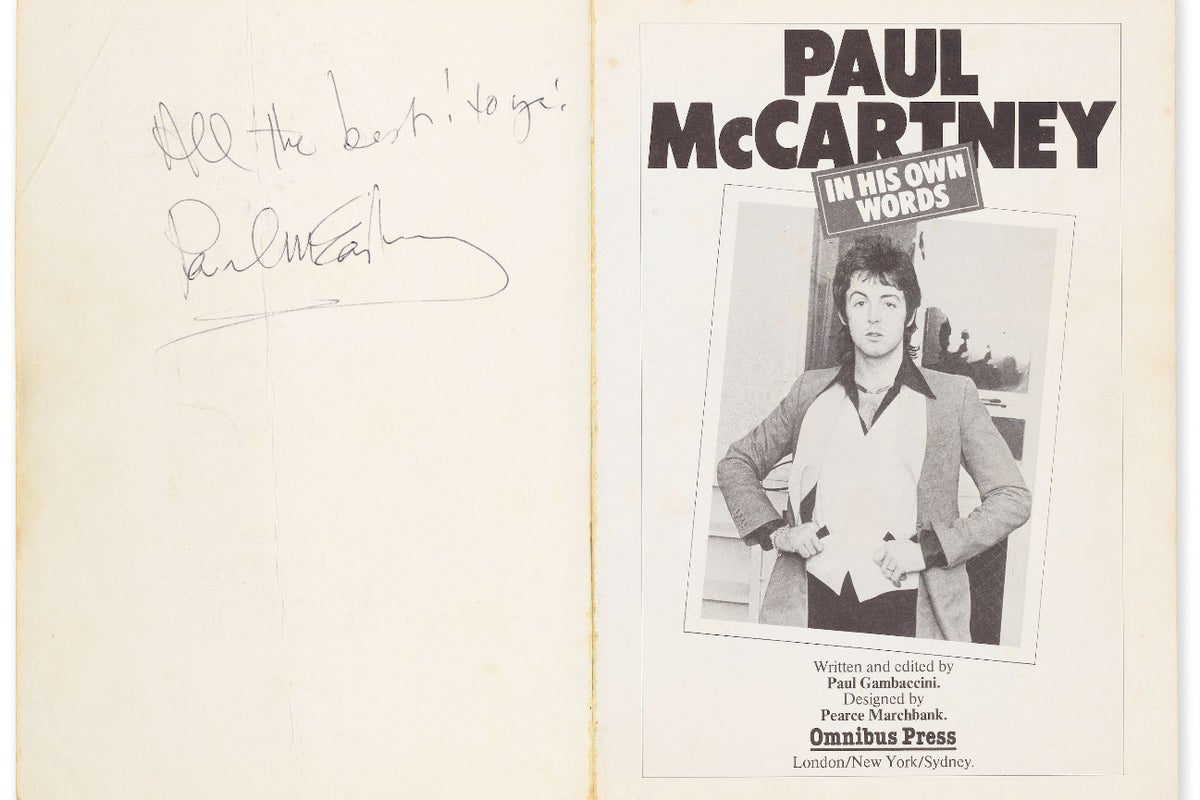 Um livro de Paul McCartney encontrado em uma loja de caridade da Oxfam é vendido por £ 1.000 em leilão