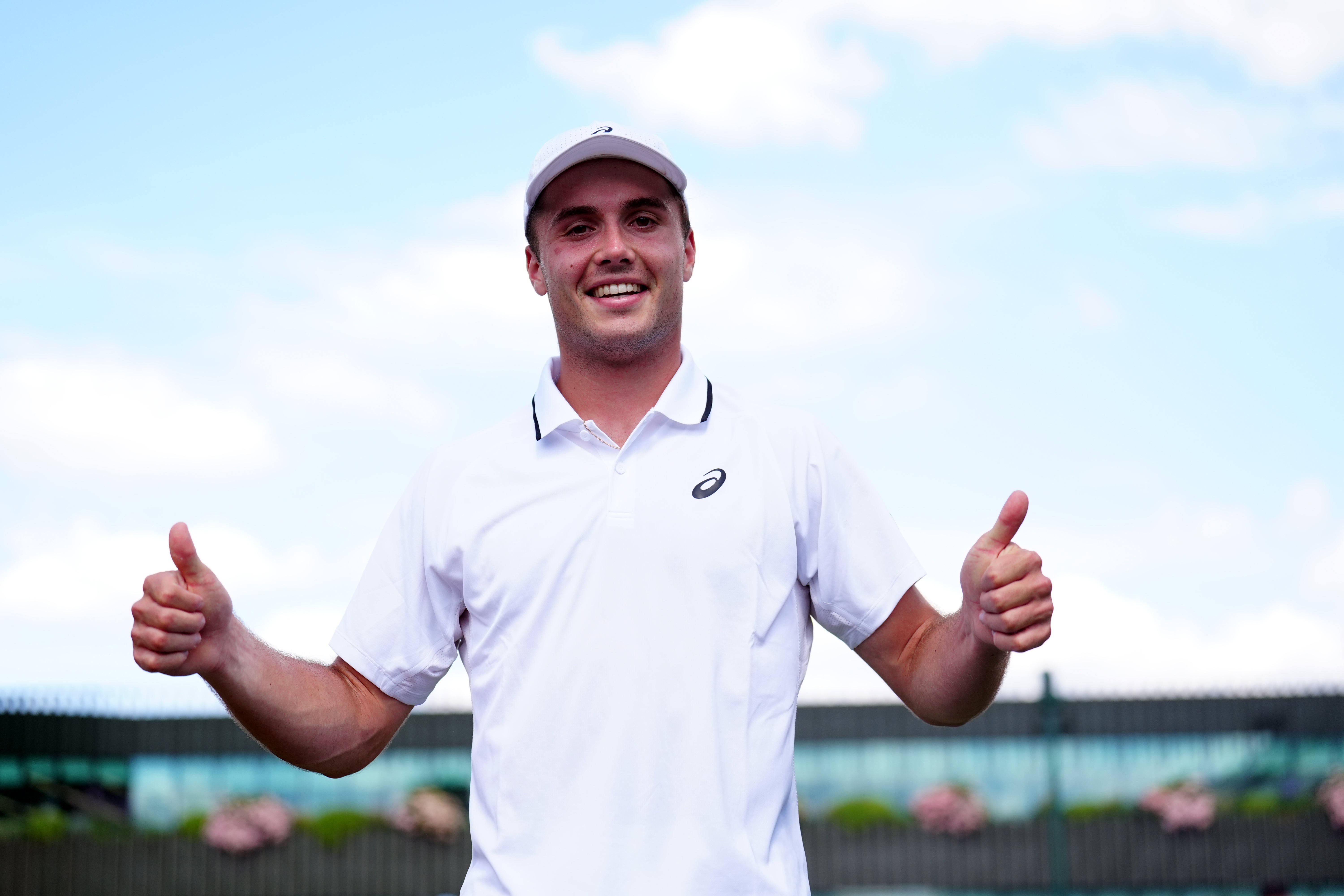 Fery celebrates victory over Damir Dzumhur on Court 16