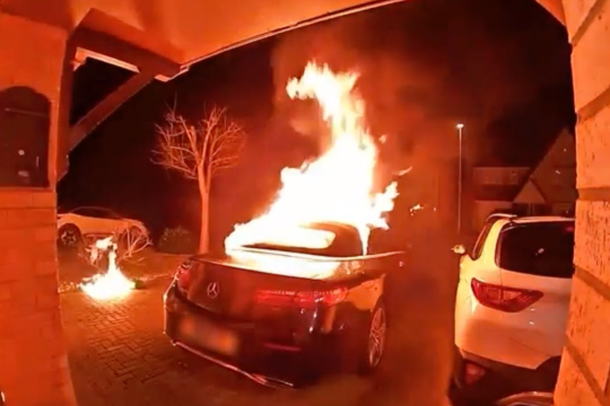 Arsonist setting fire to Mercedes on driveway caught on doorbell camera