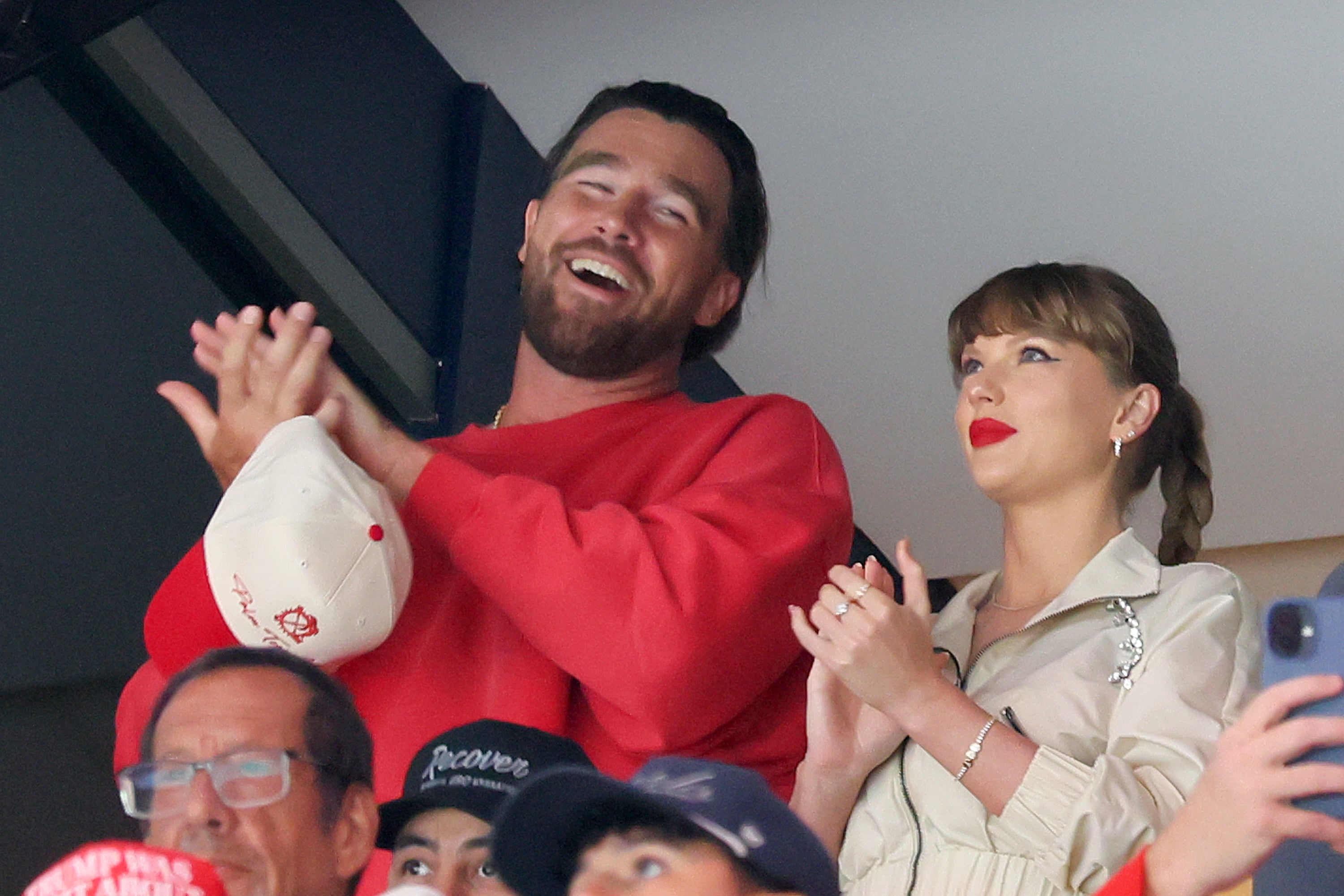 <p>Travis Kelce y Taylor Swift, que tienen previsto casarse este viernes en el Madison Square Garden, presentan grandes diferencias en cuanto a su patrimonio neto</p>