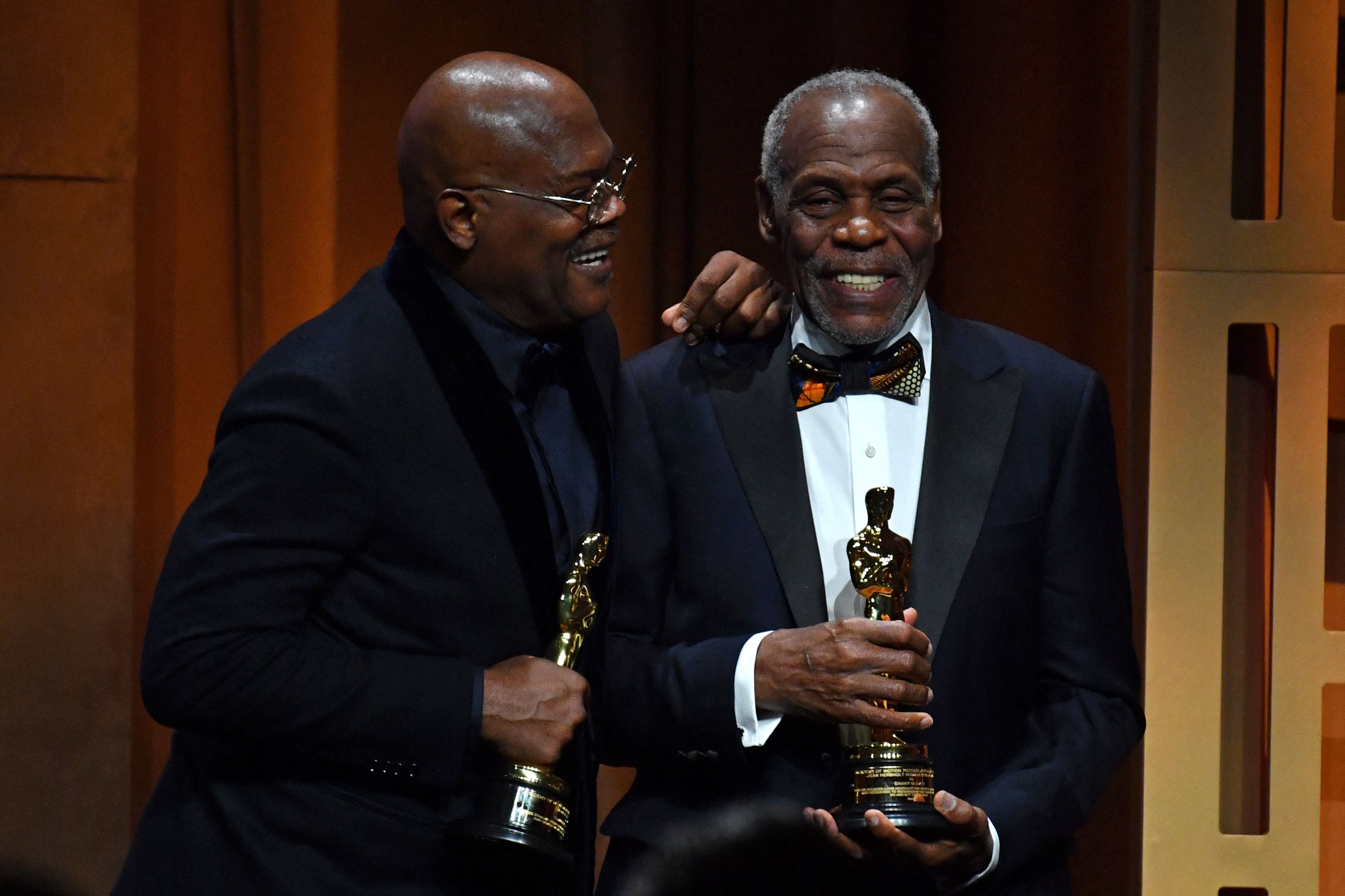 Danny Glover receives his honourary Oscar alongside Samuel L Jackon in 2022