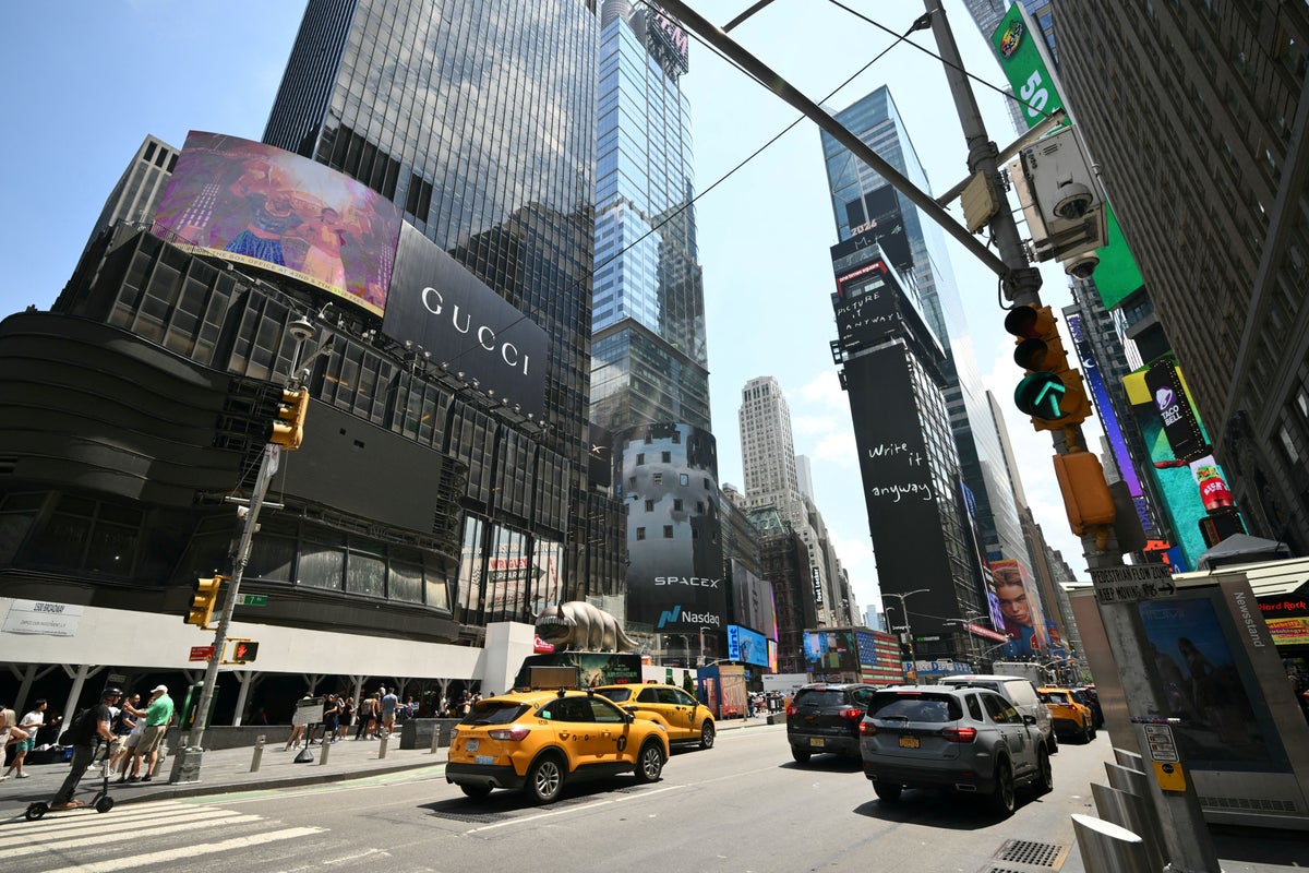 Iconic Times Square billboards are dimmed as heat wave threatens to overwhelm power grids – UK Times Iconic Times Square billboards are dimmed as heat wave threatens to overwhelm power grids – UK Times