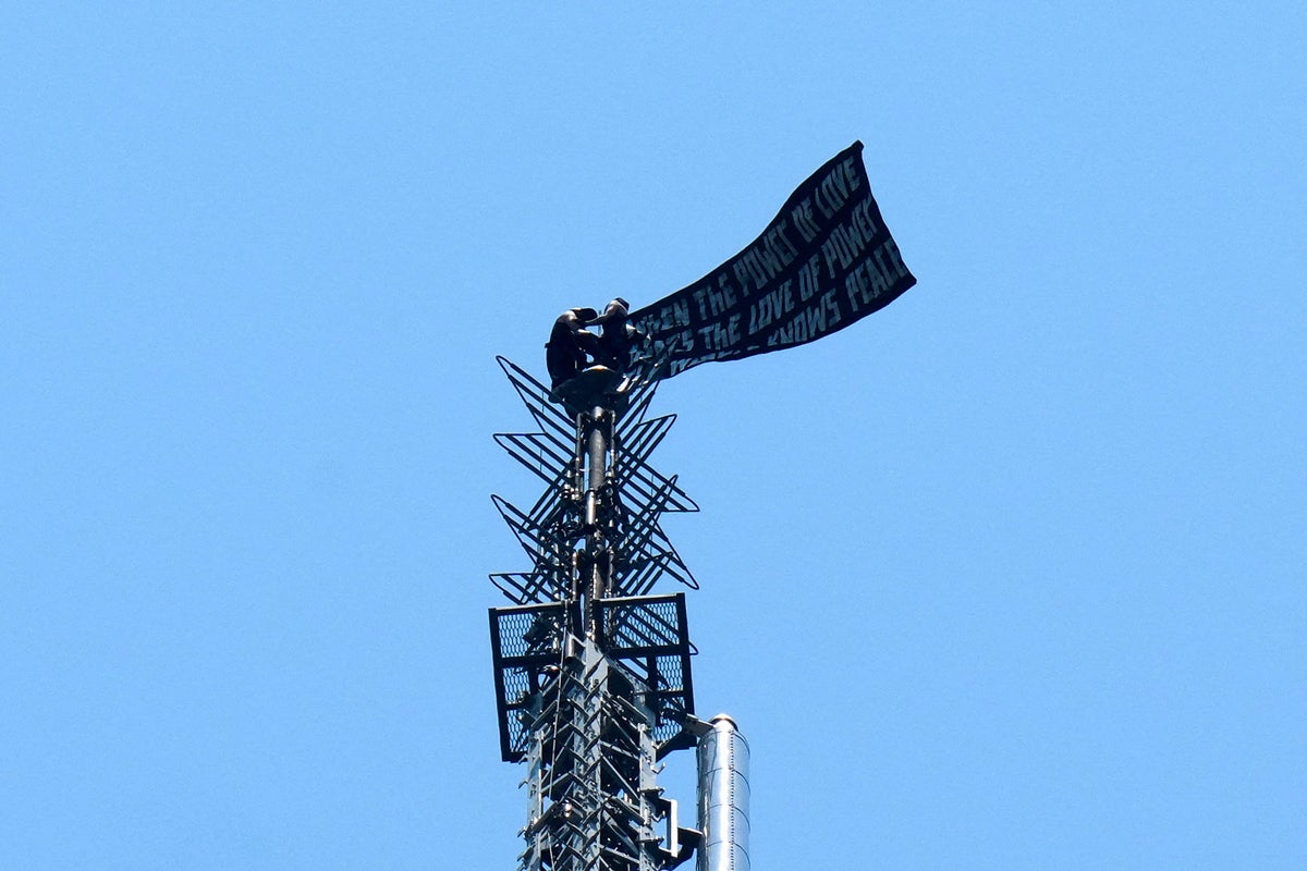 How tall is the Empire State building? Couple climbs spire with banner for ‘proposal’