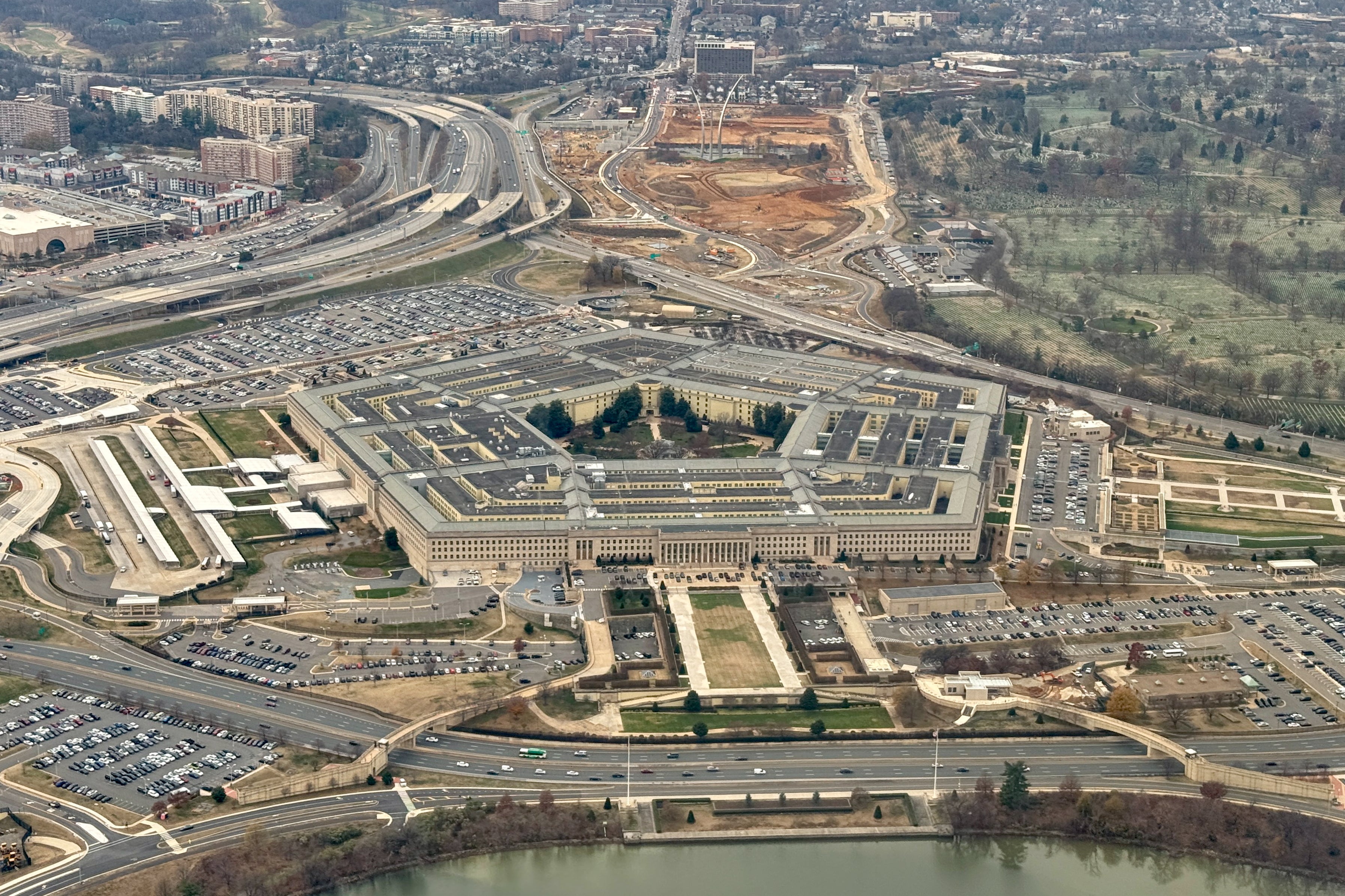 Pentagon zwolnił redaktora naczelnego „Stars and Stripes” — spór o cenzurę