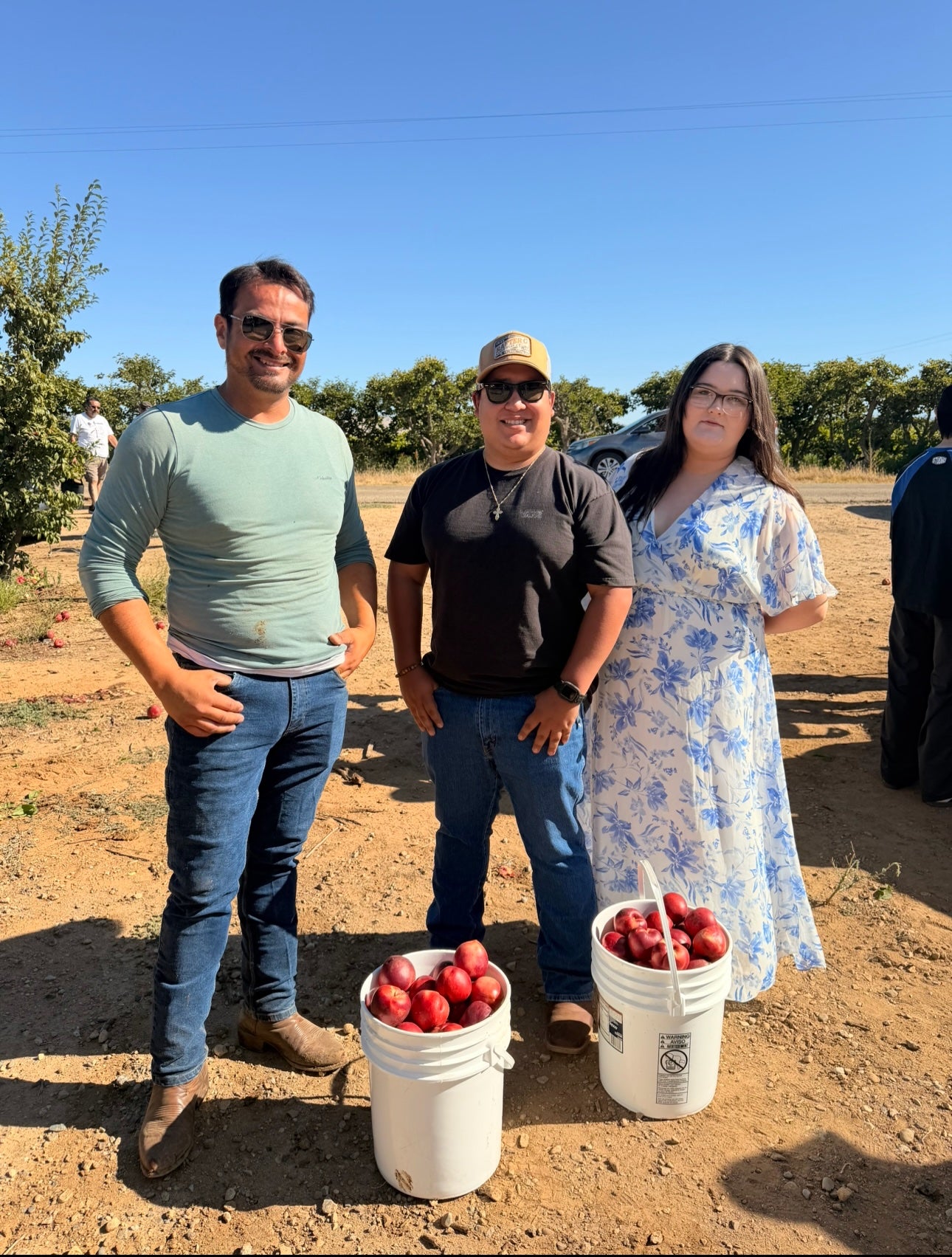 Cesar Mora of Reedley has decided to give away his nectarines instead of watching them rot amid a legal battle with one of the largest produce companies in the US