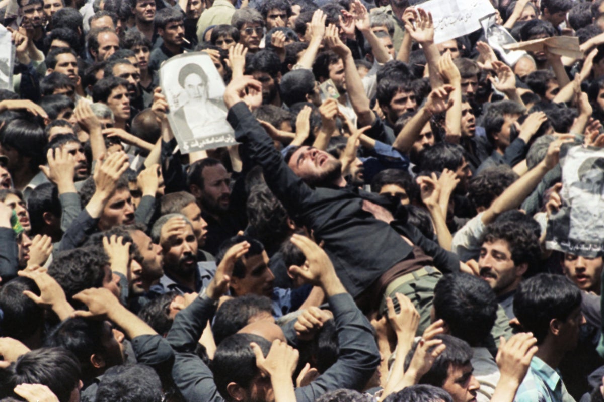 AP Lá: Milhões de pessoas em luto comparecem ao funeral do aiatolá Ruhollah Khomeini do Irã