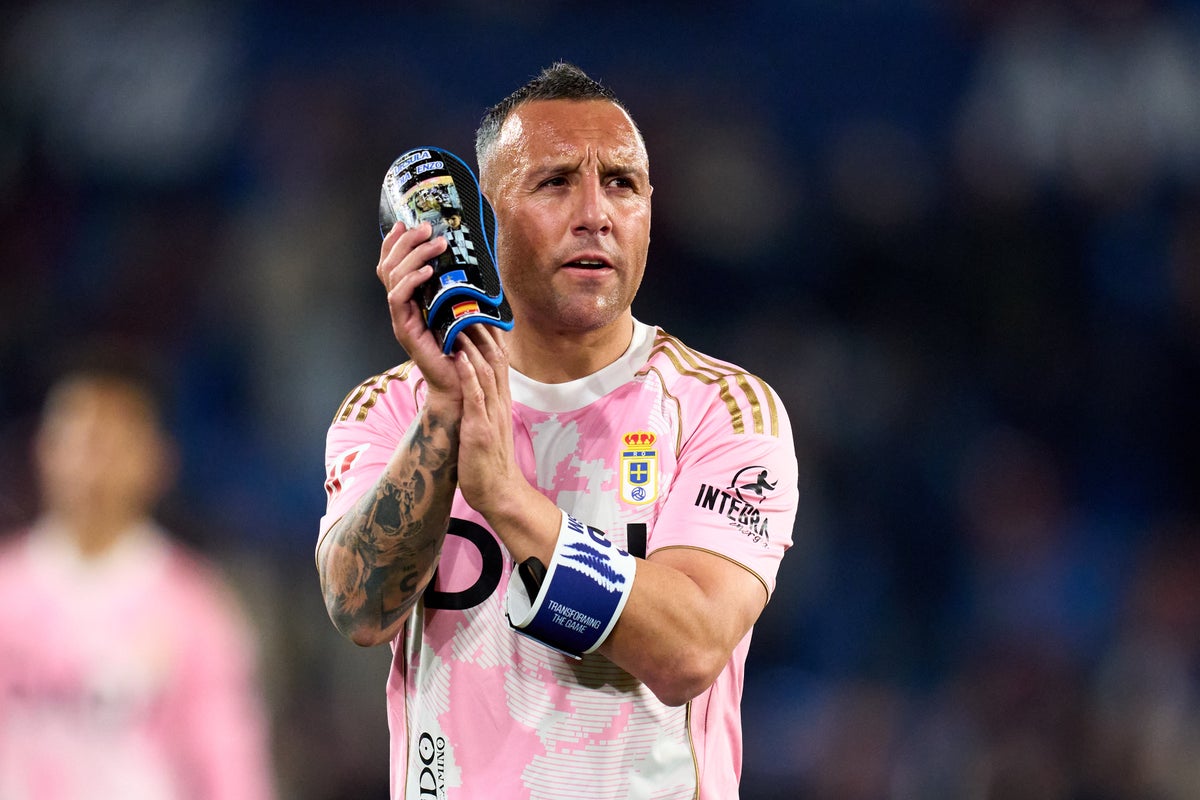 Former Arsenal and Spain star who almost lost his foot announces retirement at 41