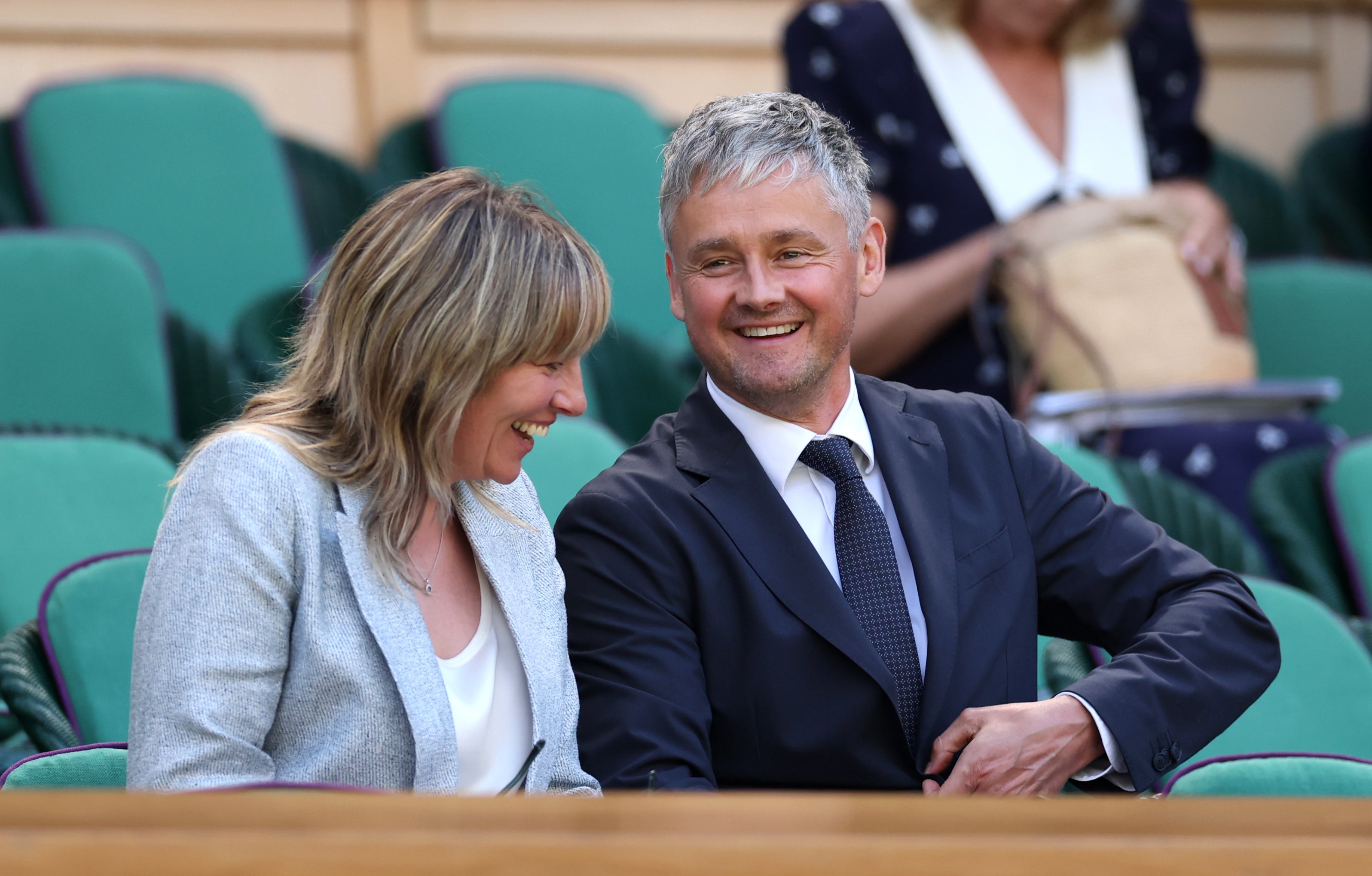 O músico Tom Chaplin e seu parceiro Nat Dive são vistos no camarote real no quarto dia do The Championships Wimbledon 2026