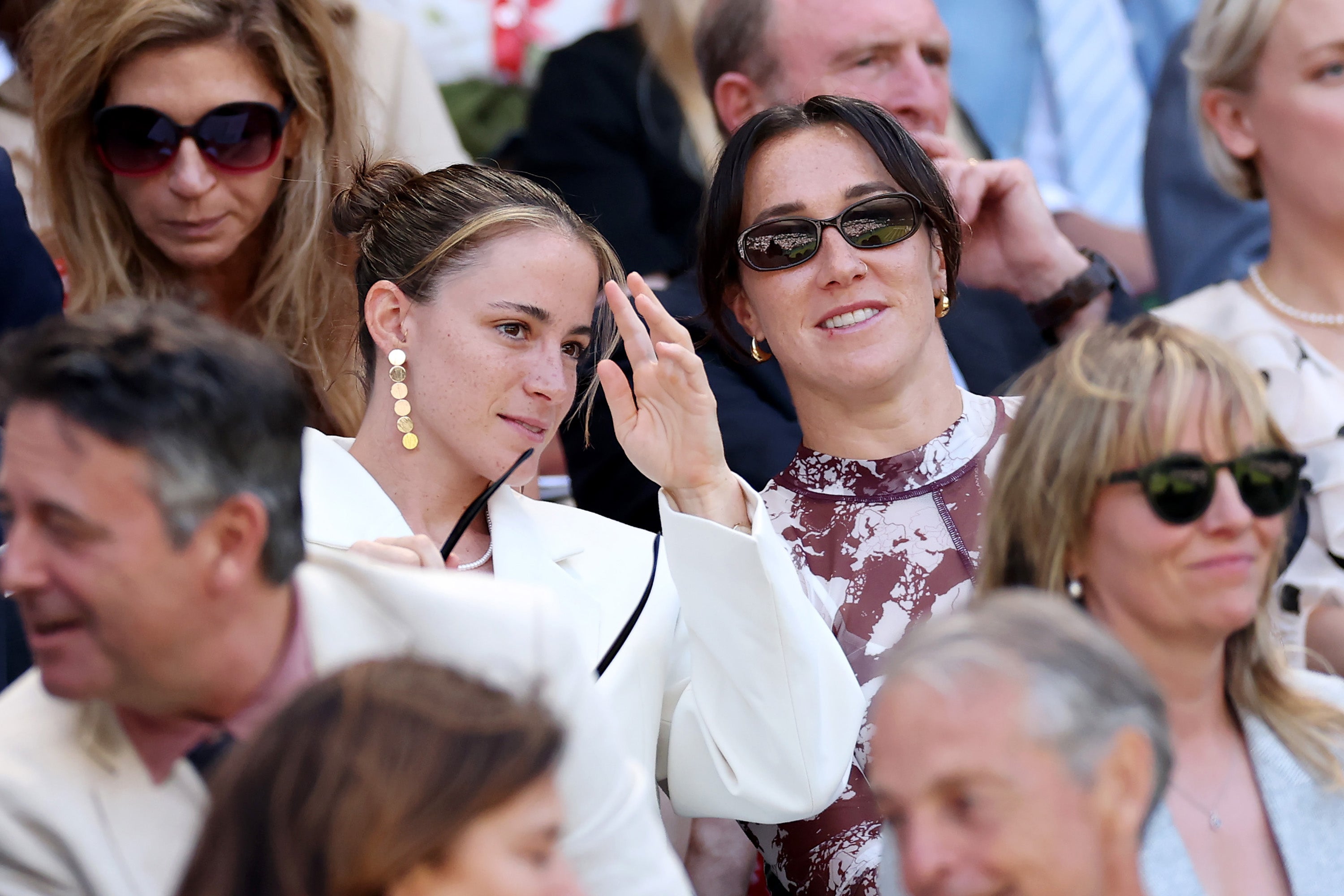 As jogadoras de futebol Lucy Bronze e Ona Batlle são vistas no camarote real no quarto dia do Campeonato de Wimbledon 2026