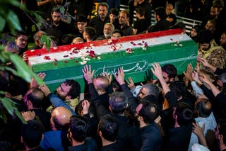 Los dolientes asisten a una ceremonia de despedida de Zahra Haddad Adel, esposa del líder supremo de Irán, Mojtaba Jamenei, quien fue asesinado el 28 de febrero en ataques aéreos israelíes y estadounidenses, en Teherán, Irán, en esta imagen publicada el 2 de julio de 2026.
