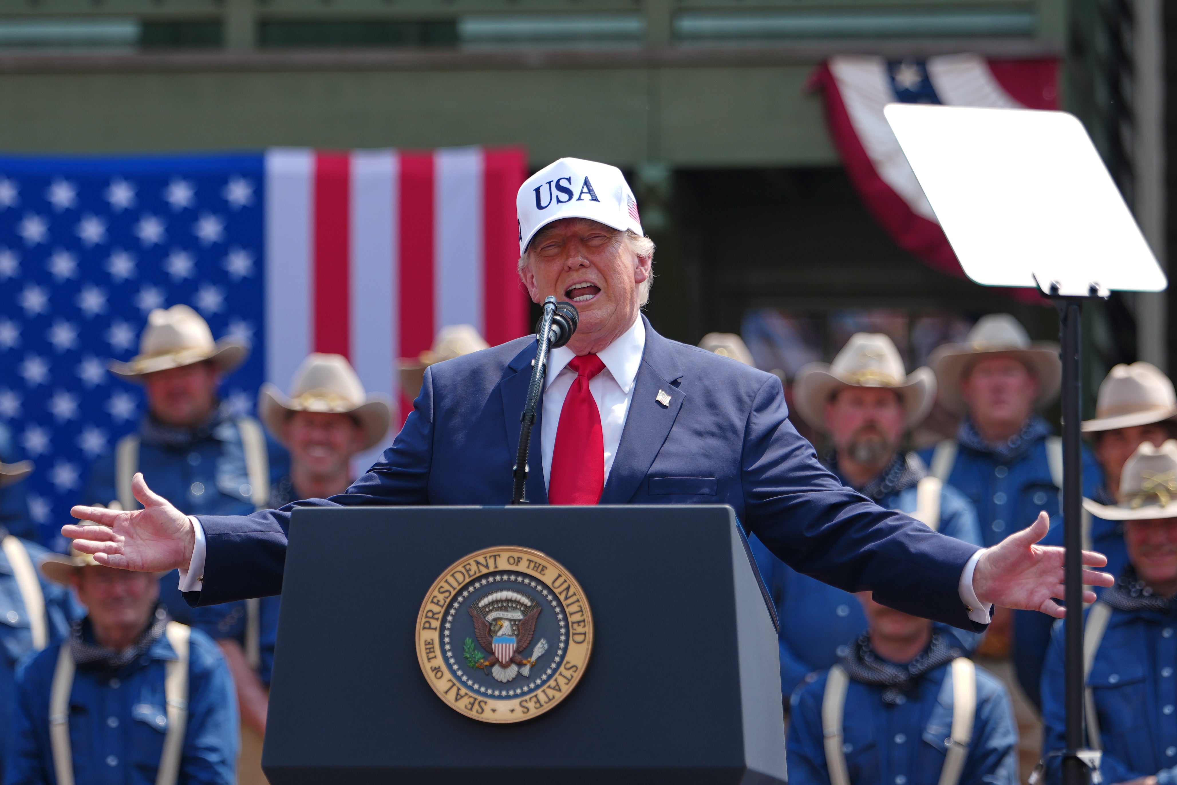 A U.S. appeals court on Thursday lifted a judge's order requiring President Donald Trump's administration to ​reinstall dozens of slavery exhibits