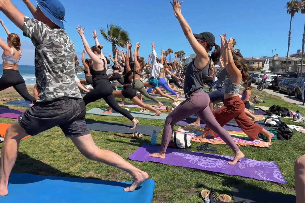 San Diego banned yoga classes at beaches and parks. An instructor known as ‘Namasteve’ is taking them to the mat – UK Times San Diego banned yoga classes at beaches and parks. An instructor known as ‘Namasteve’ is taking them to the mat – UK Times