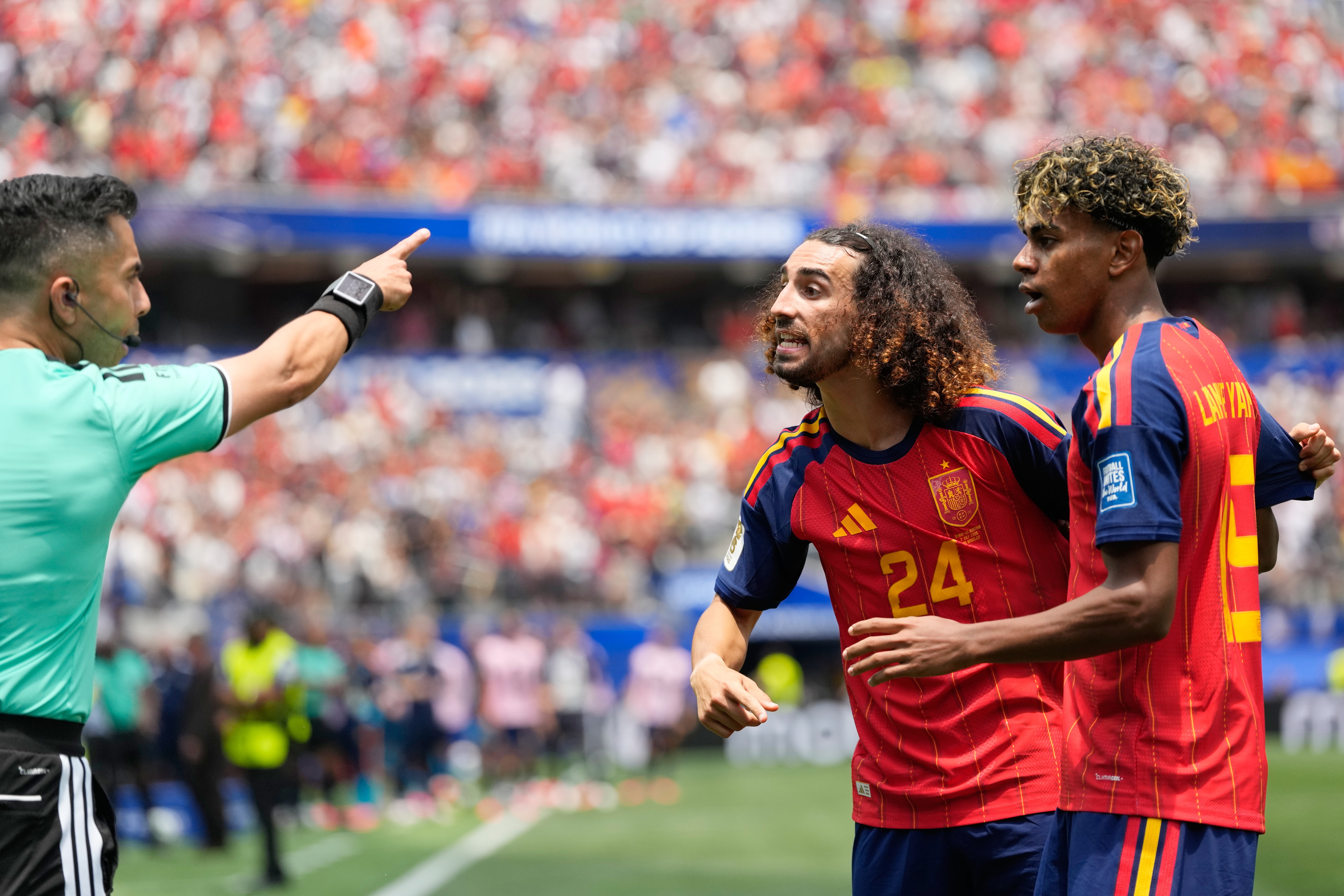 Mark Cucurella recorreu ao árbitro após seu gol ser anulado