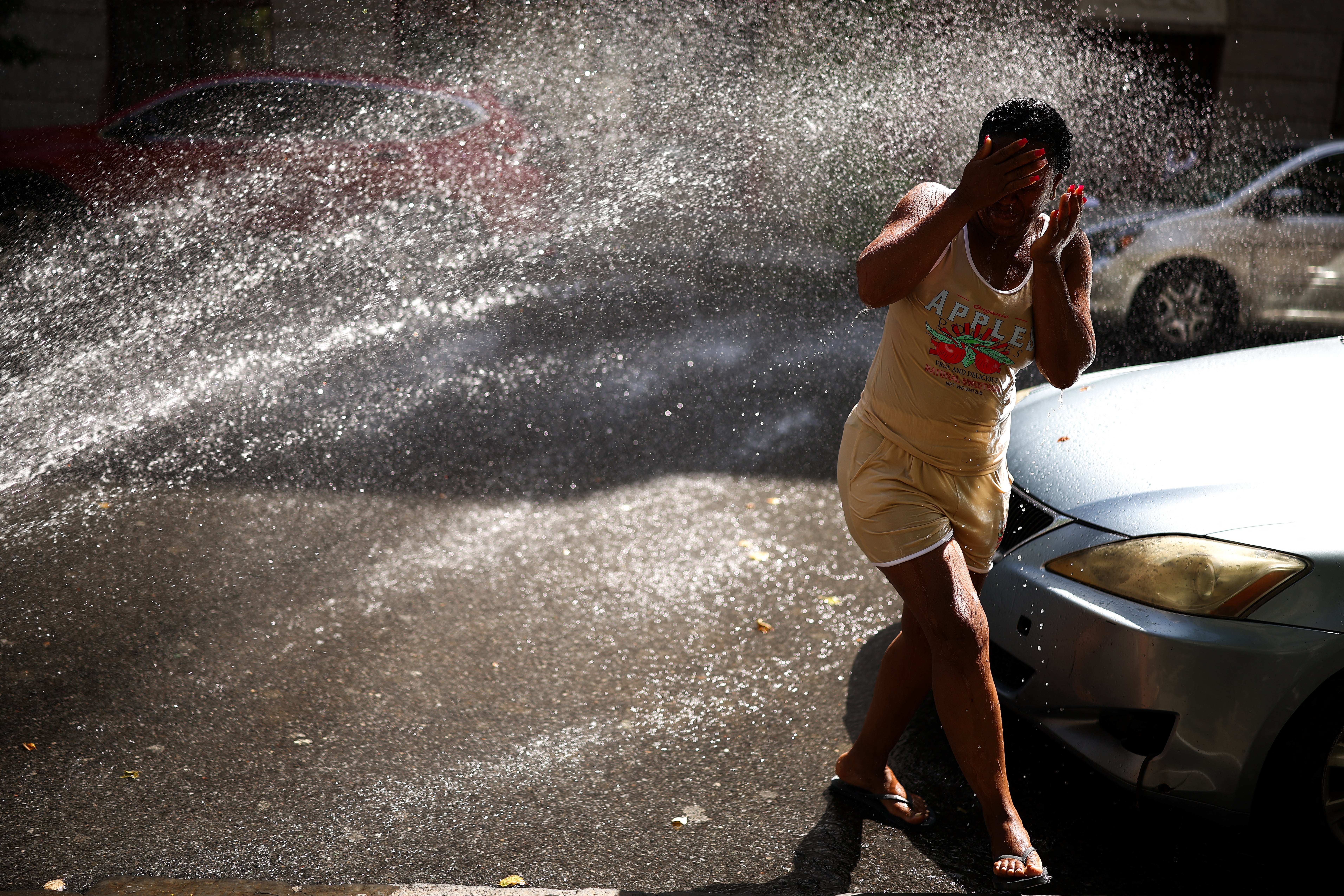 People should douse themselves with cold water if they experience symptoms of heat illness, such as dizziness or a fast but weak pulse